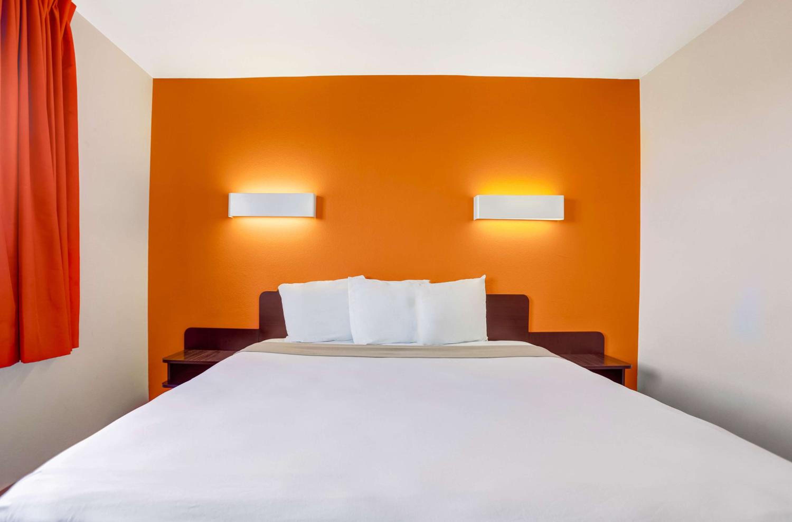 Deluxe King Room - Non-Smoking - Photo 3