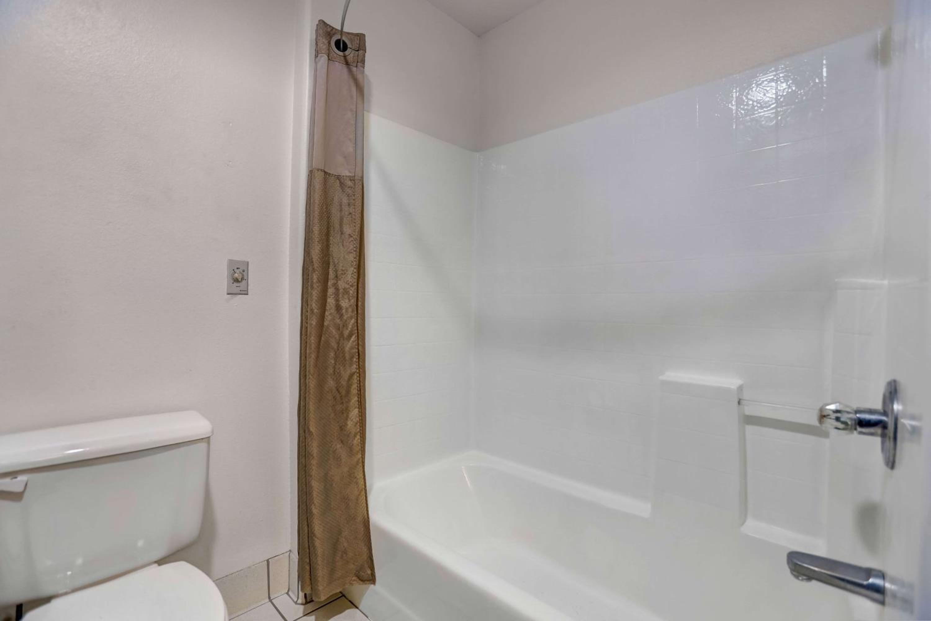 Queen Room with Two Queen Beds - Disability Access - Non-Smoking photo 3