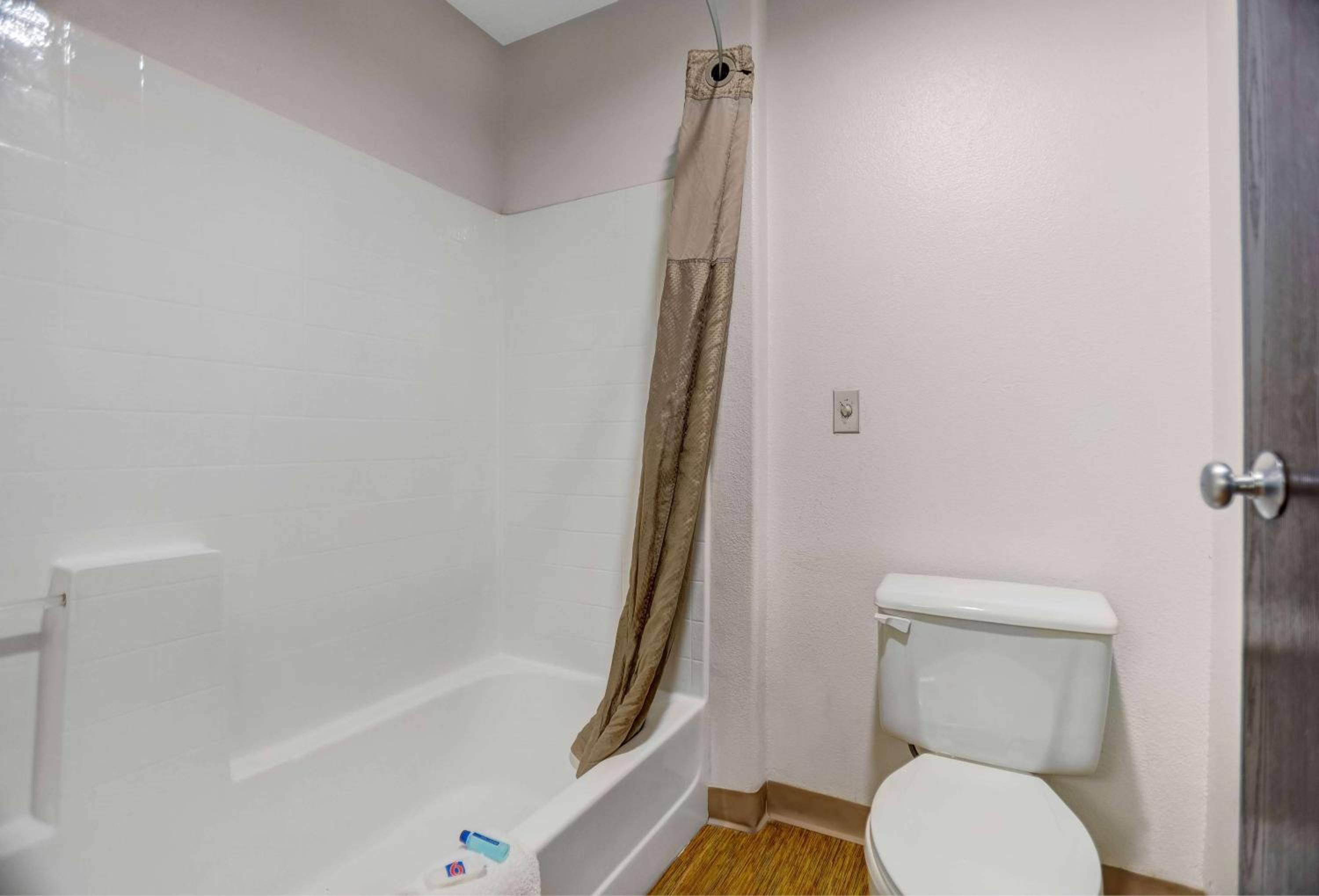 Deluxe King Room - Non-Smoking - Photo 4