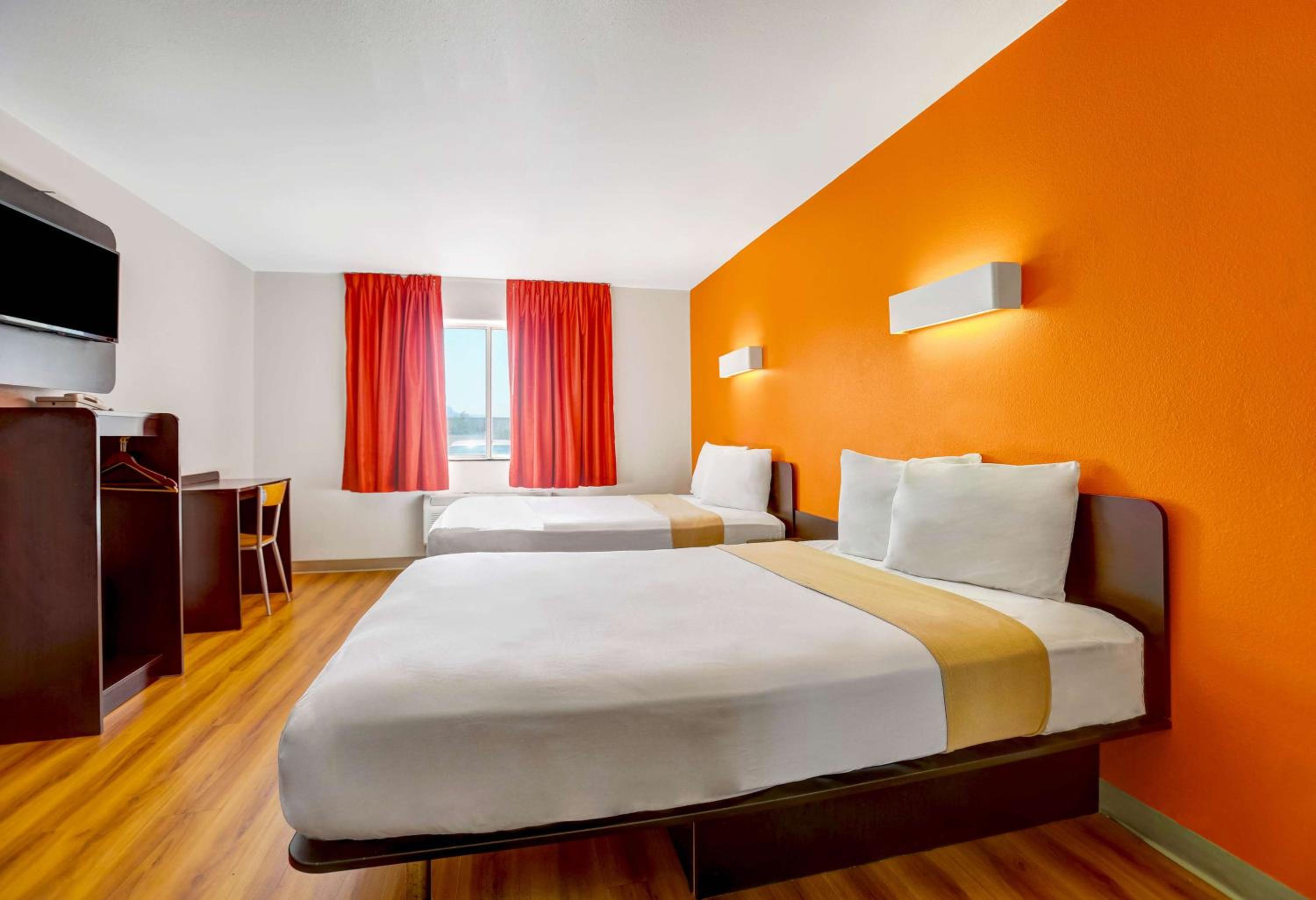 Queen Room with Two Queen Beds - Disability Access - Smoking - Photo 4