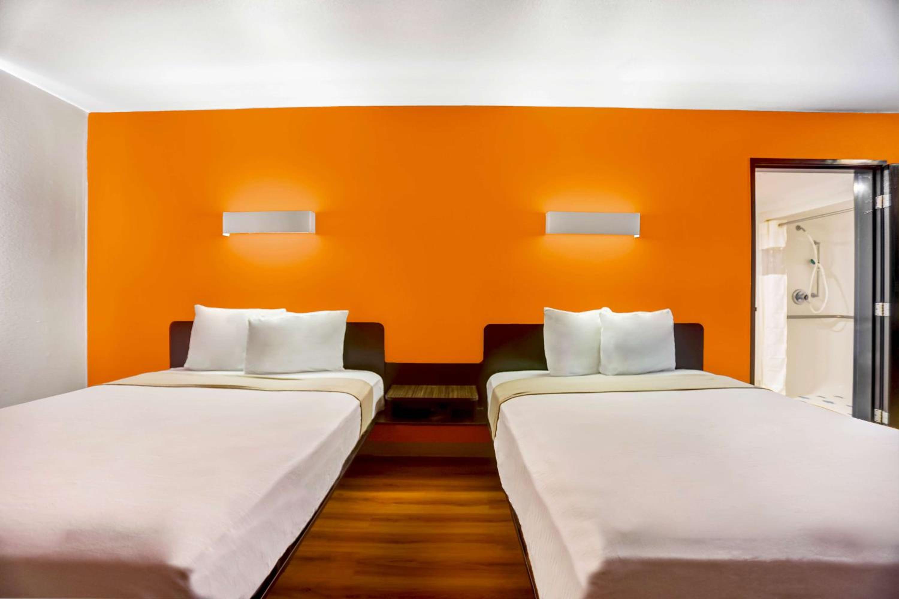 Queen Room with Two Queen Beds - Non-Smoking - Photo 7
