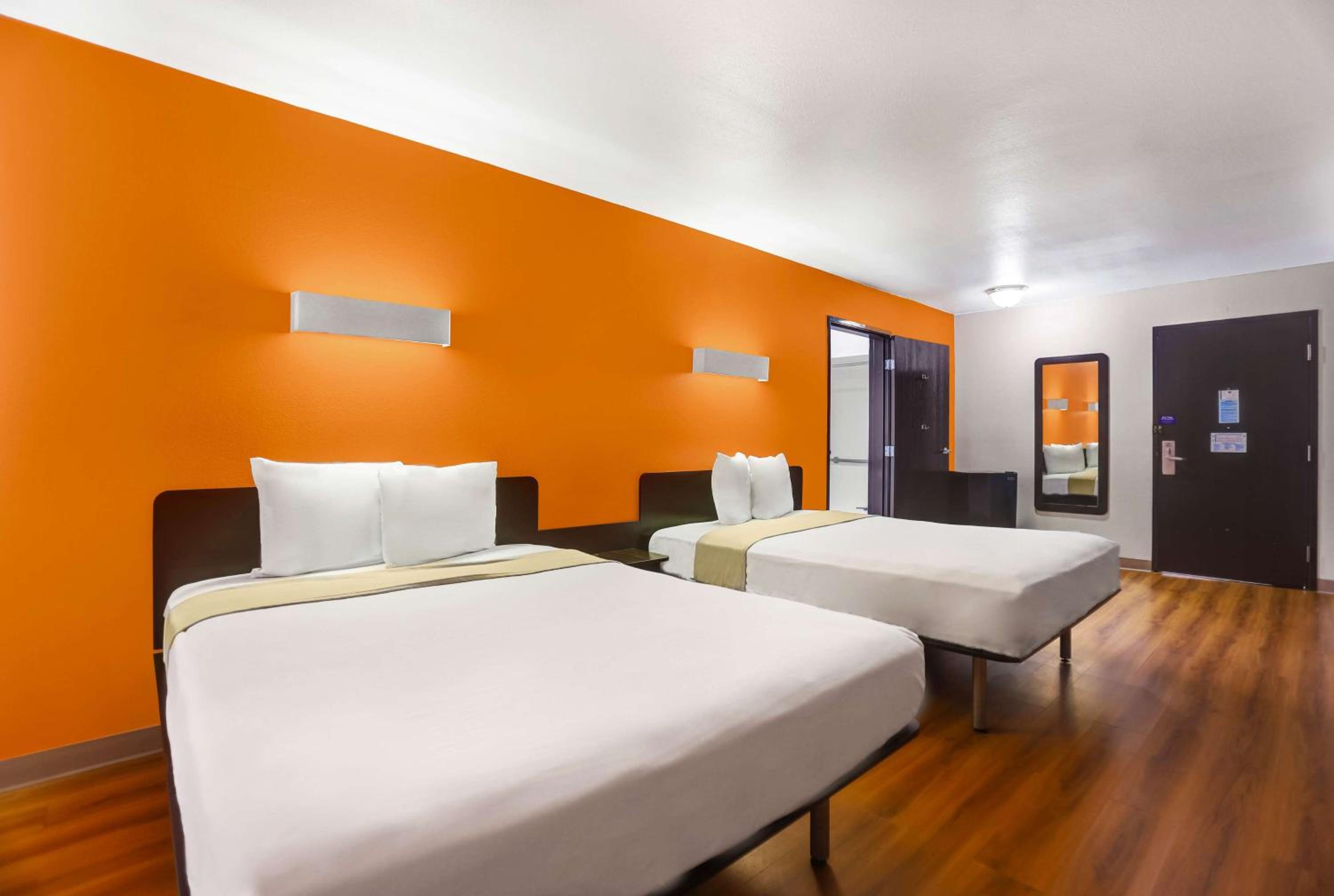 Queen Room with Two Queen Beds - Disability Access - Smoking - Photo 2