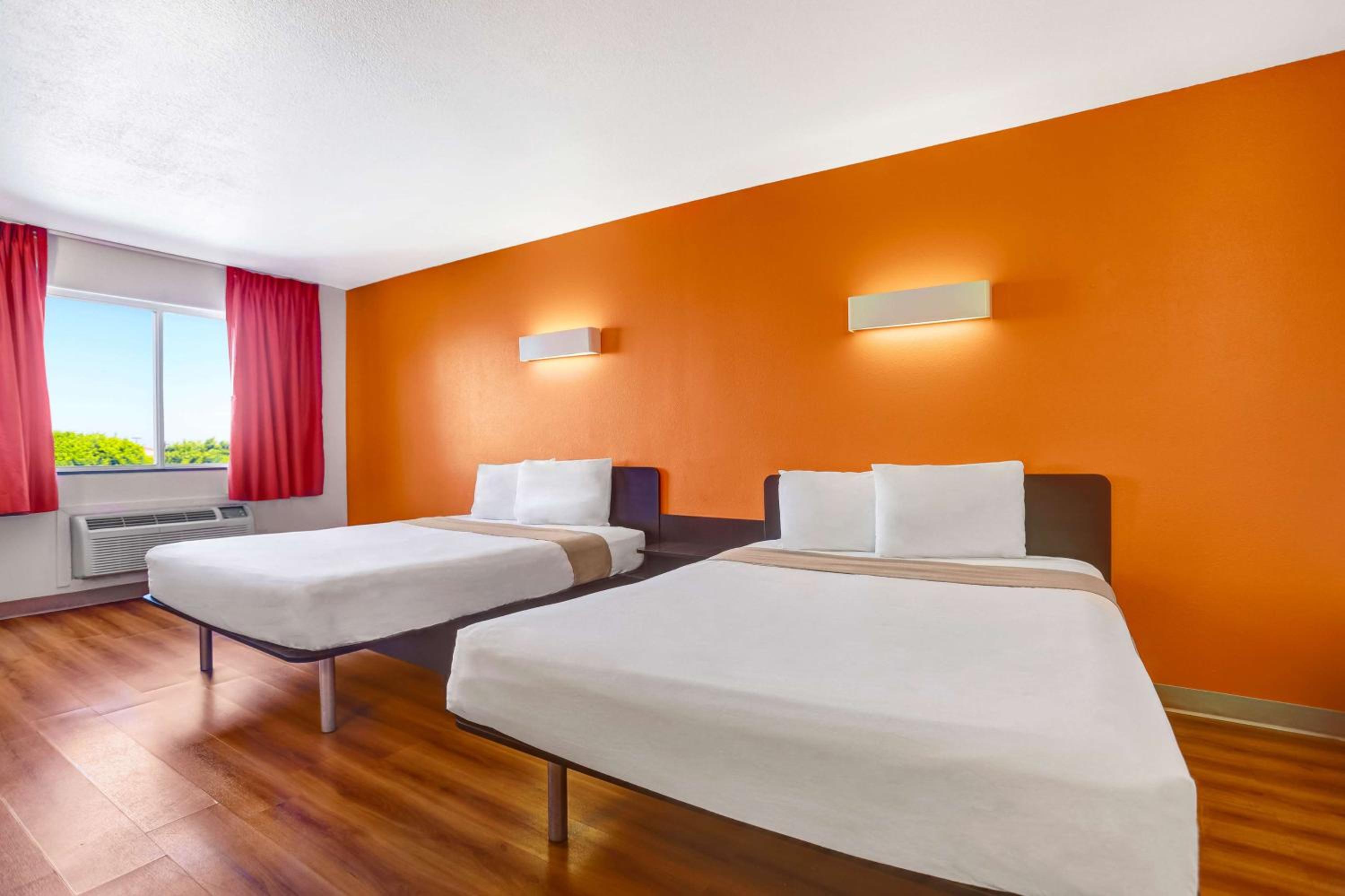 Queen Room with Two Queen Beds - Non-Smoking - Photo 4