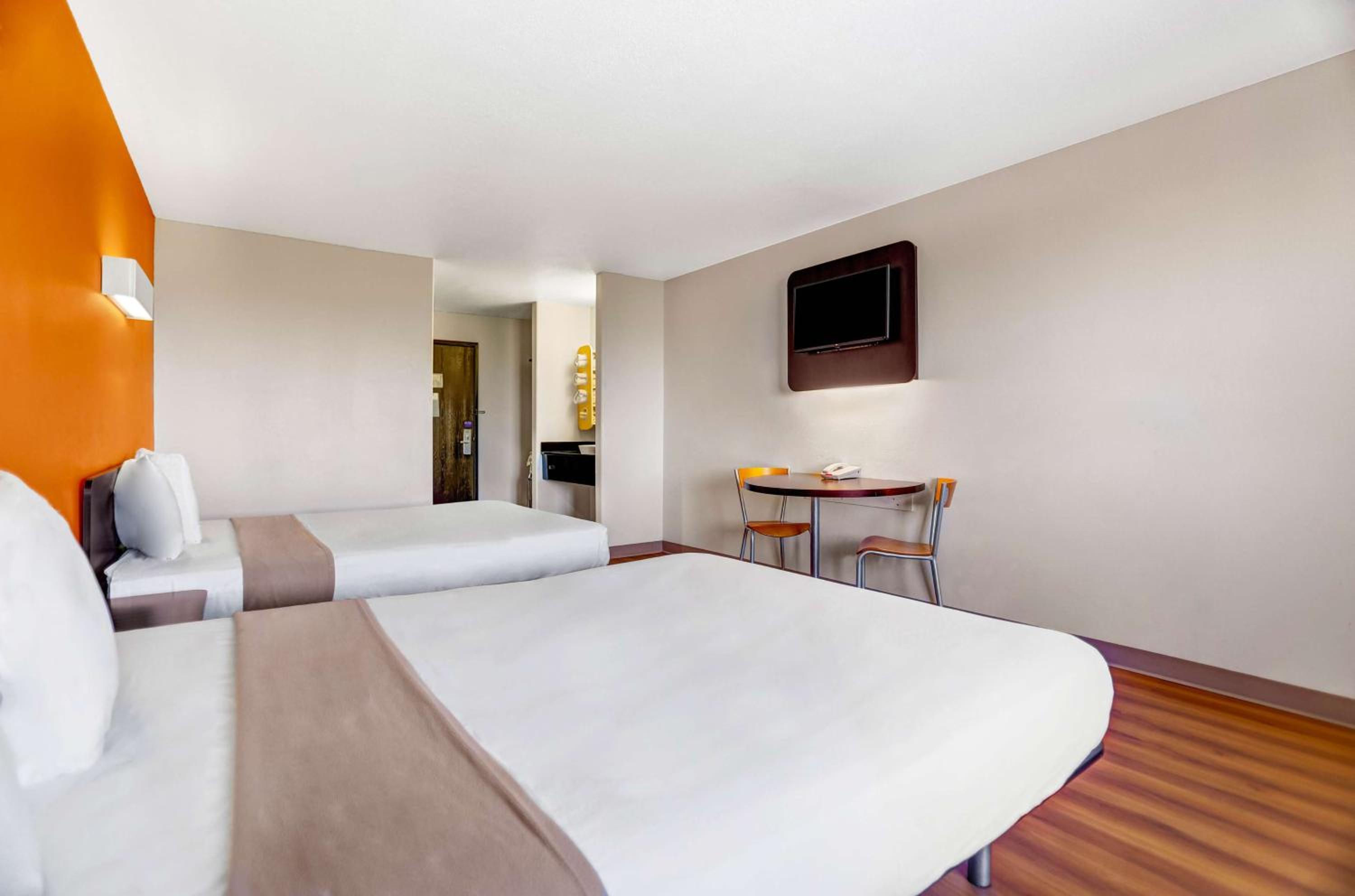 Queen Room with Two Queen Beds - Non-Smoking - Photo 3