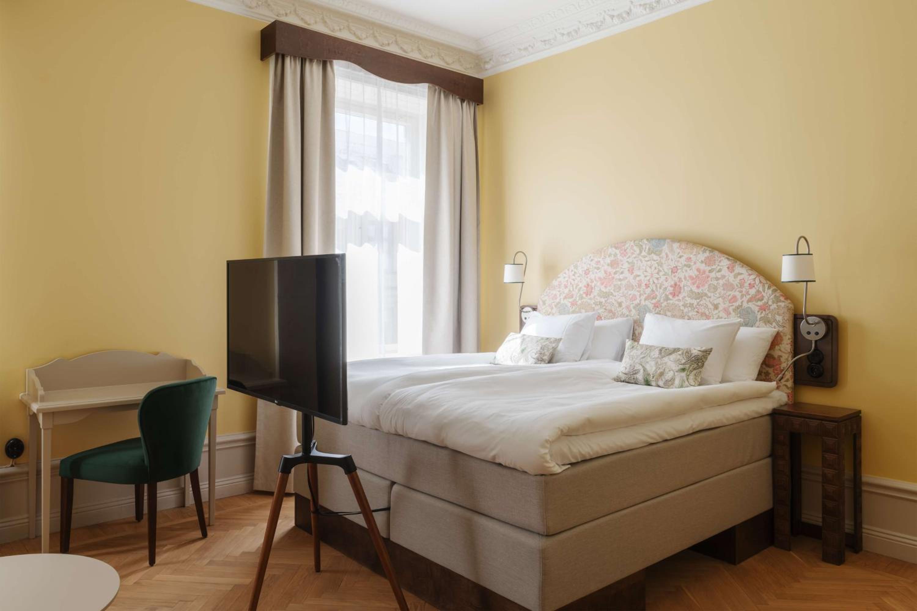 Deluxe King Room - Photo 7