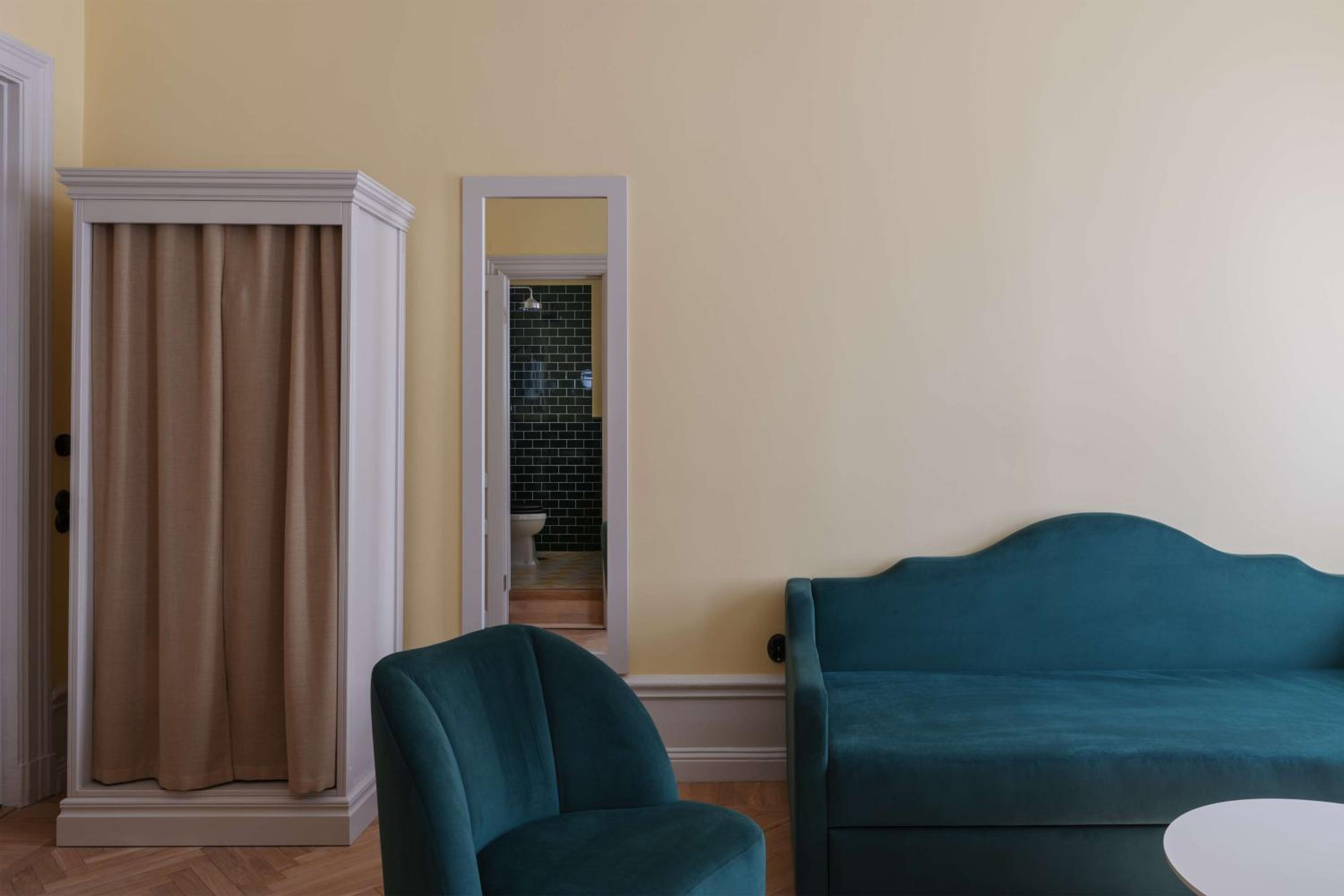 Deluxe King Room - Photo 8