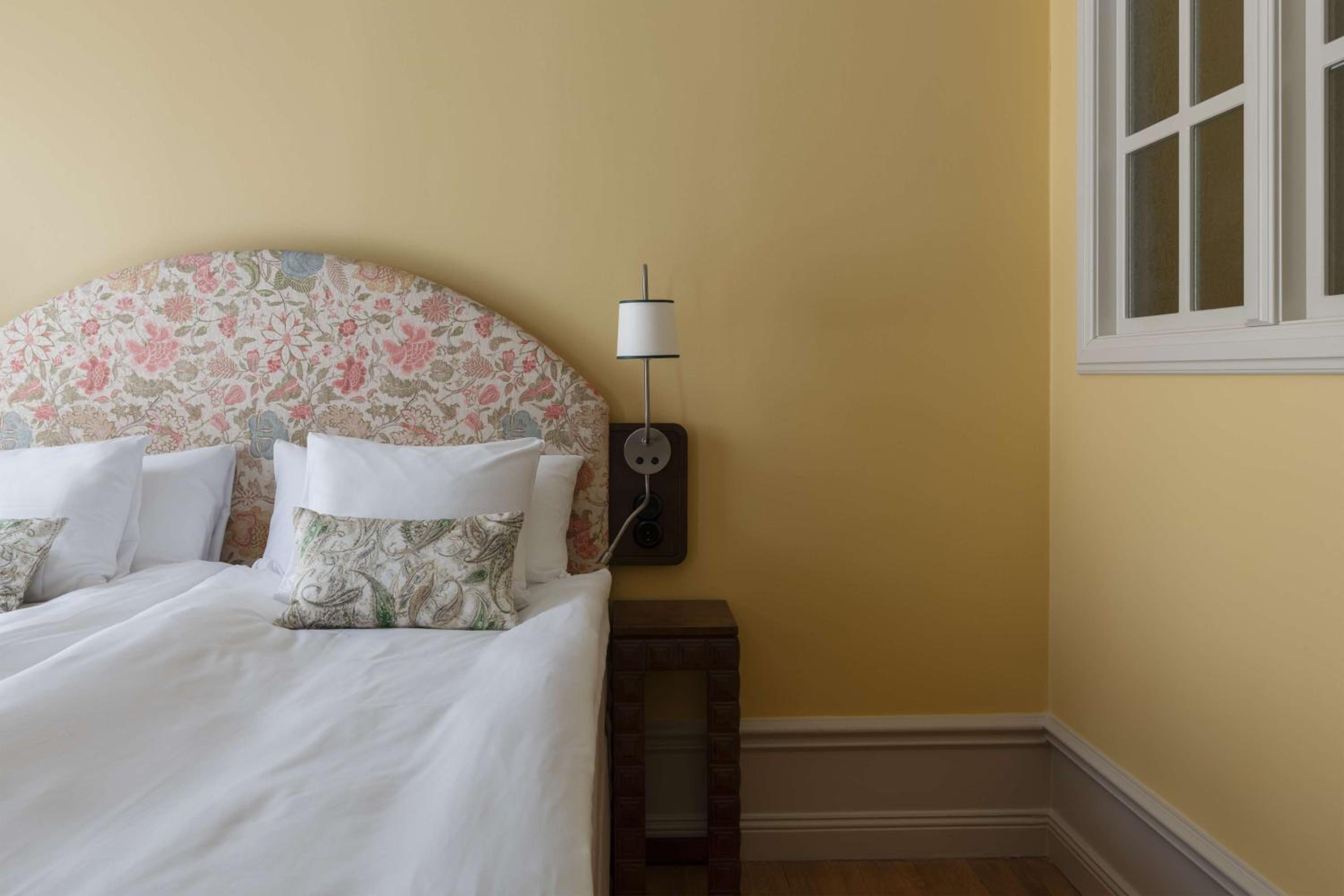 Deluxe King Room - Photo 9