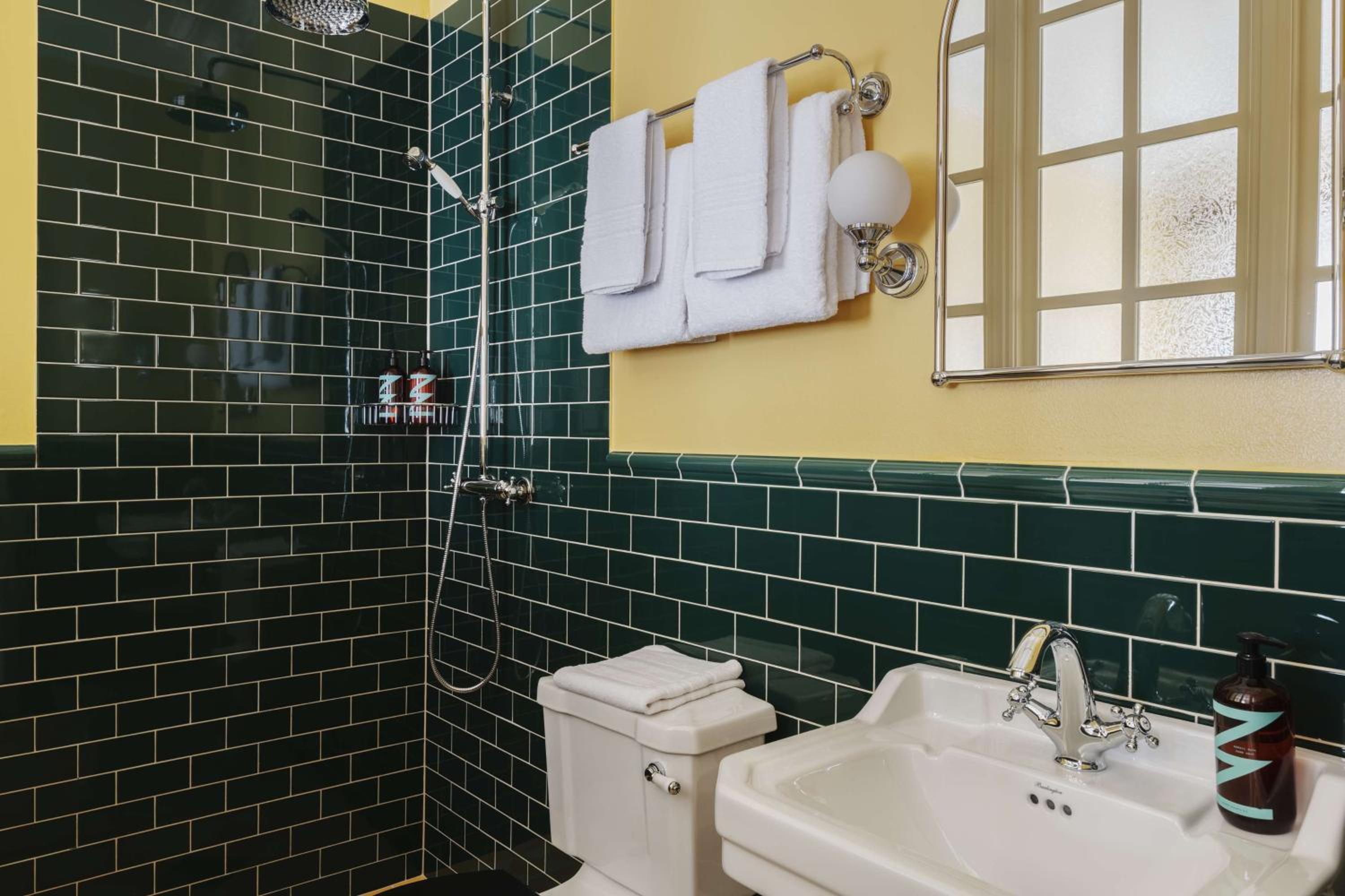 Deluxe King Room - Photo 10