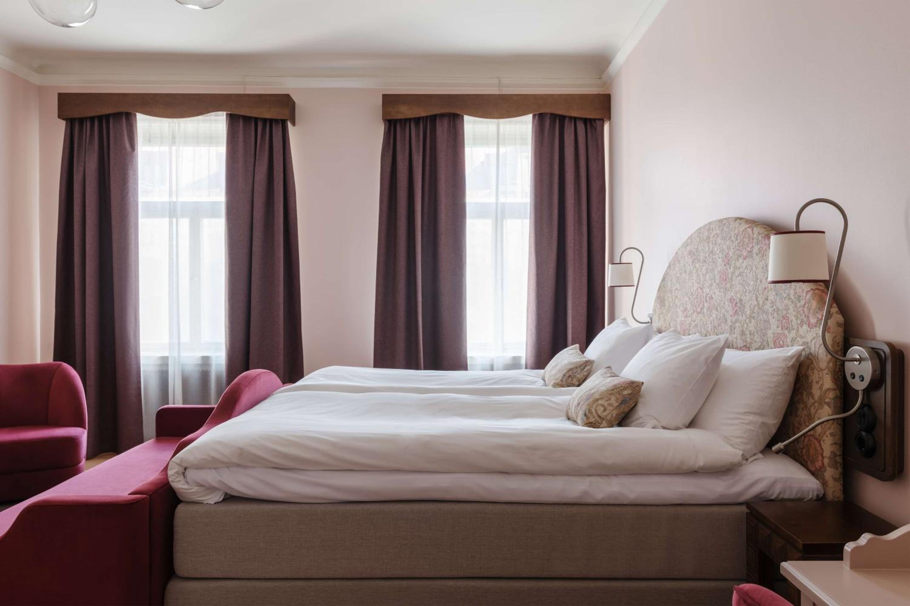 Deluxe King Room - Photo 14