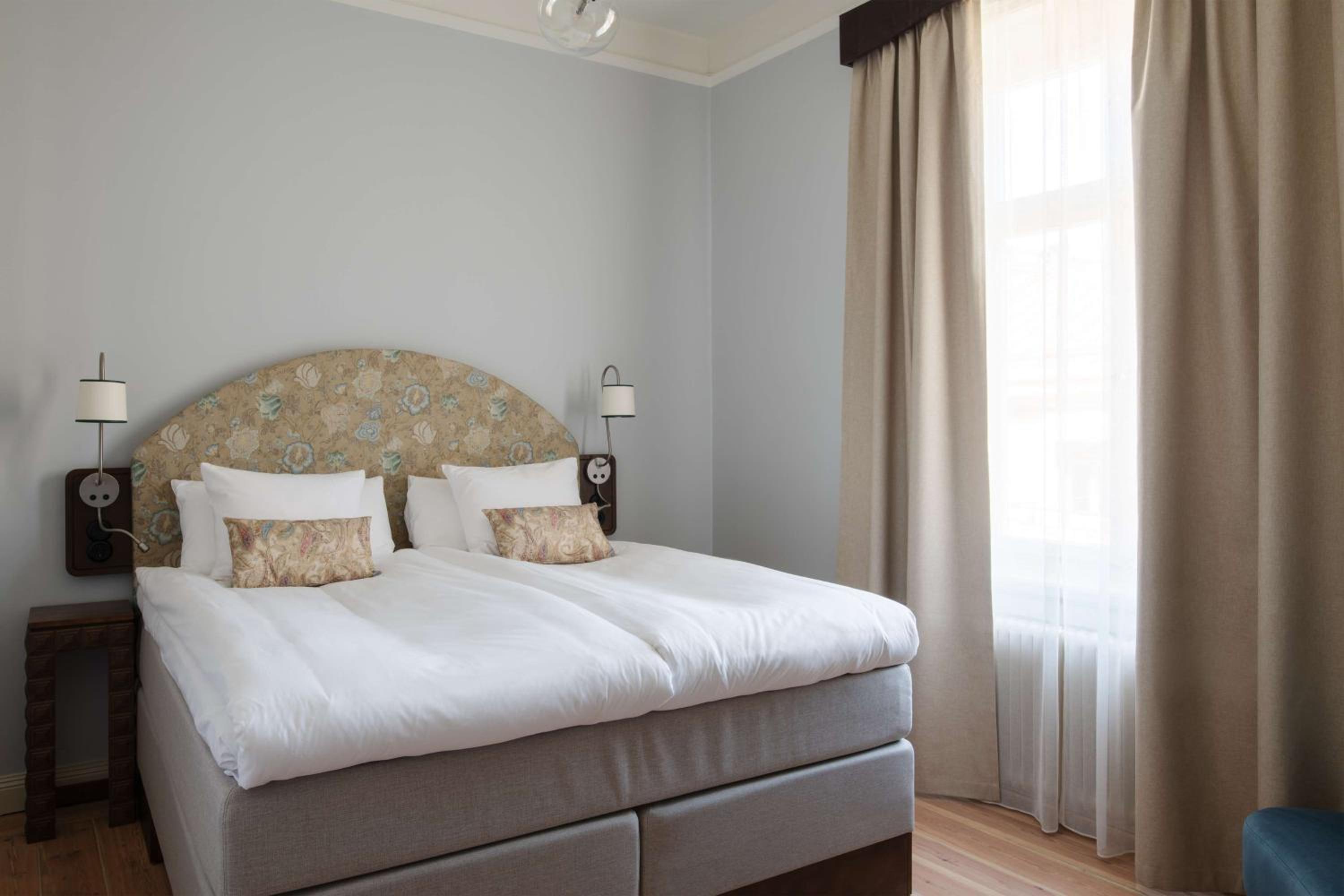 Standard King Room - Photo 9