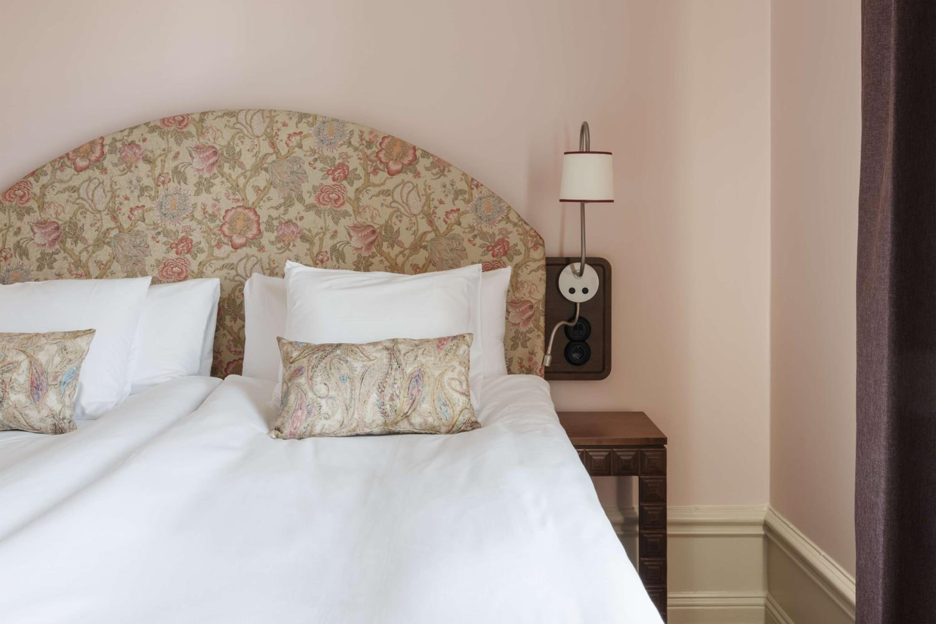 Standard King Room thumbnail 6