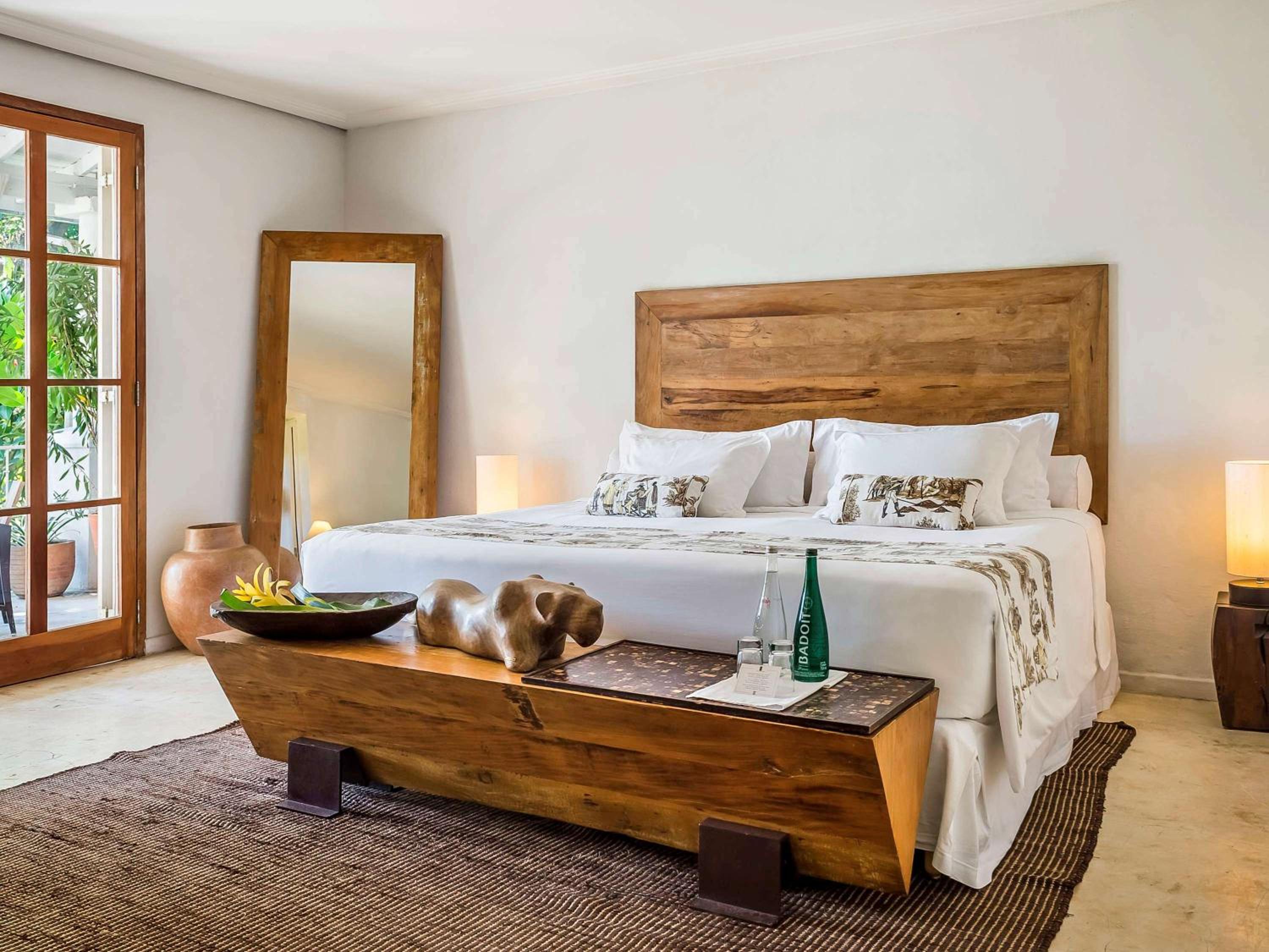 Junior King Suite with Lounge and View
