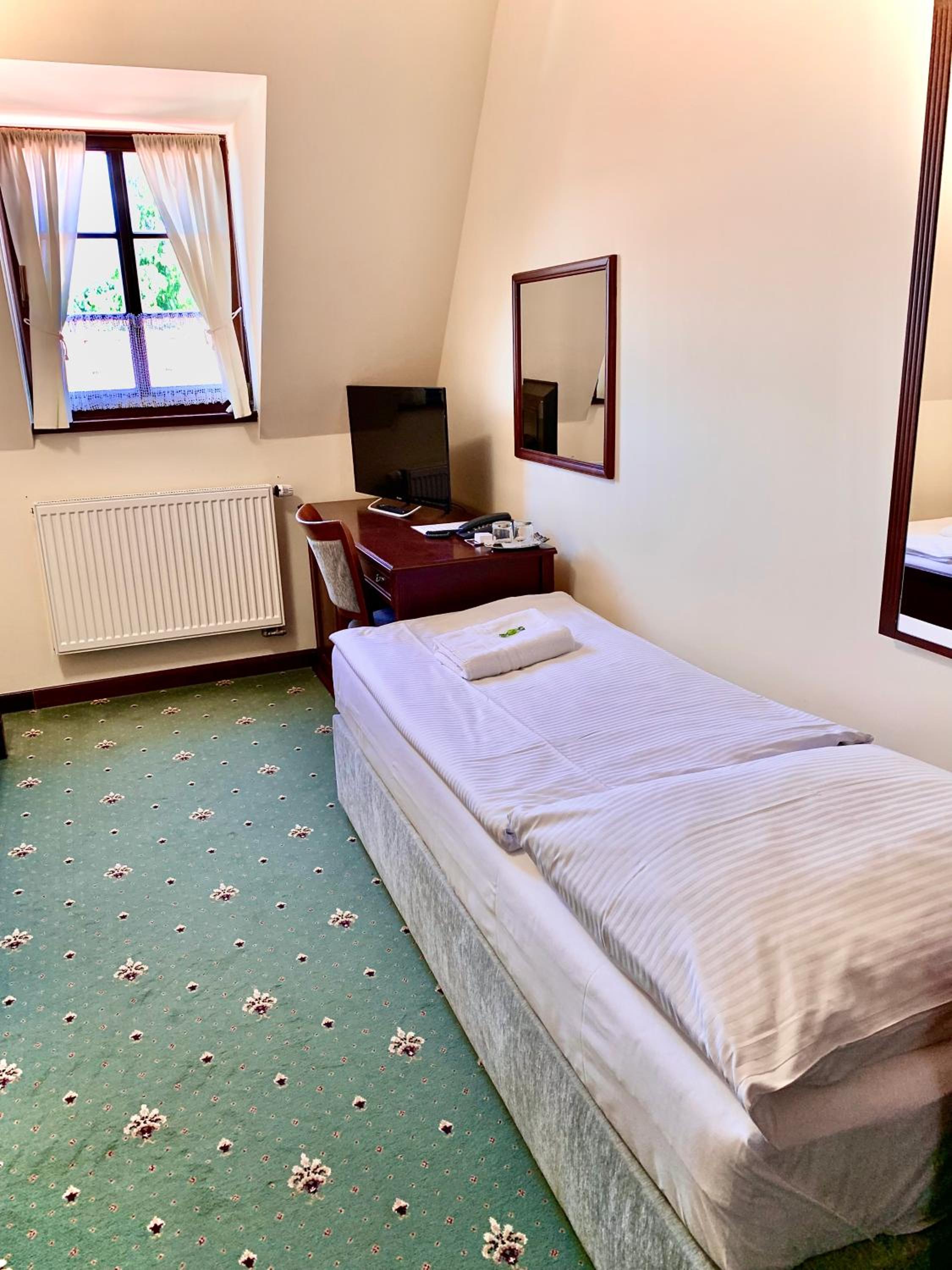 Economy Triple Room photo 3
