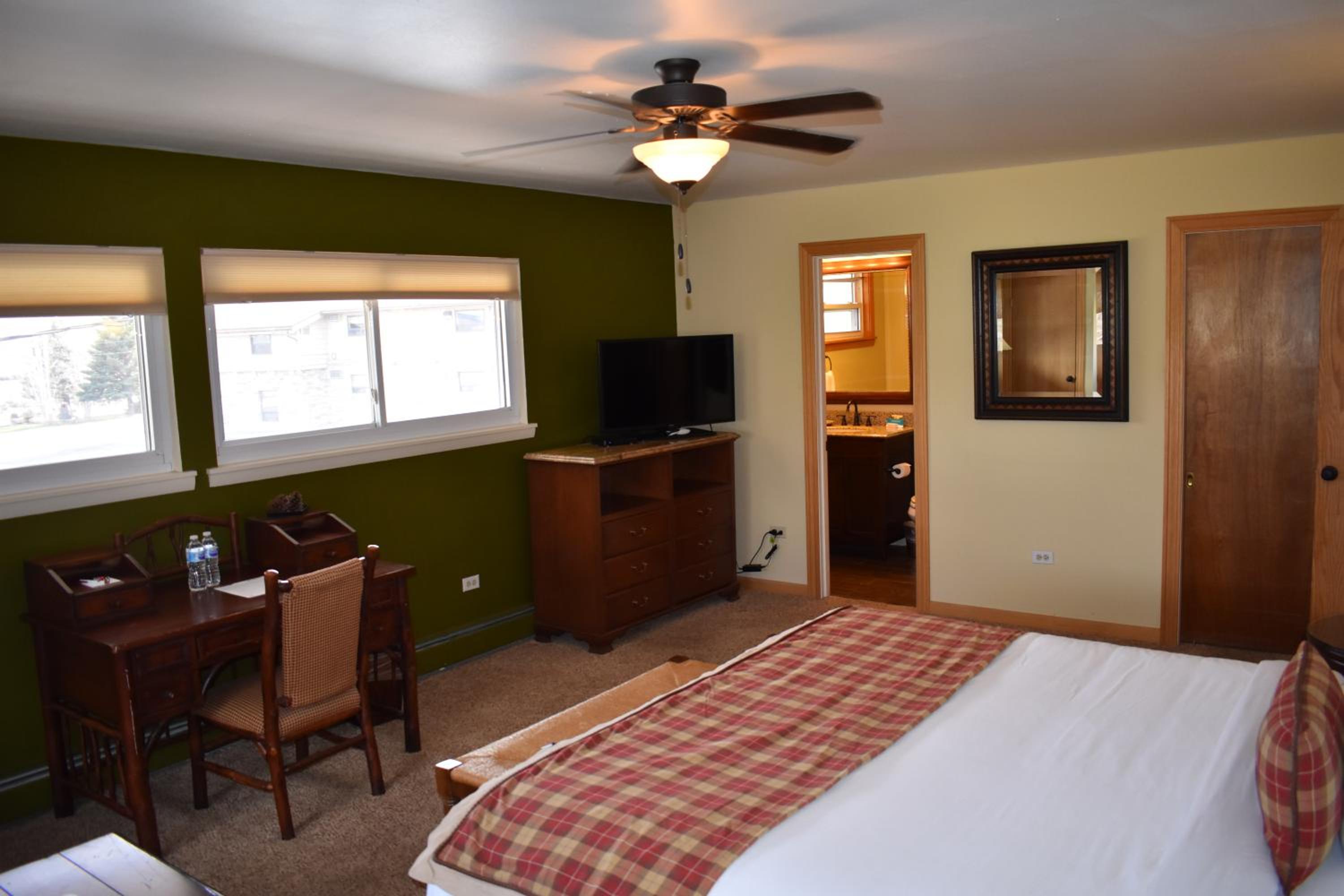 Three-Bedroom Apartment - Photo 1