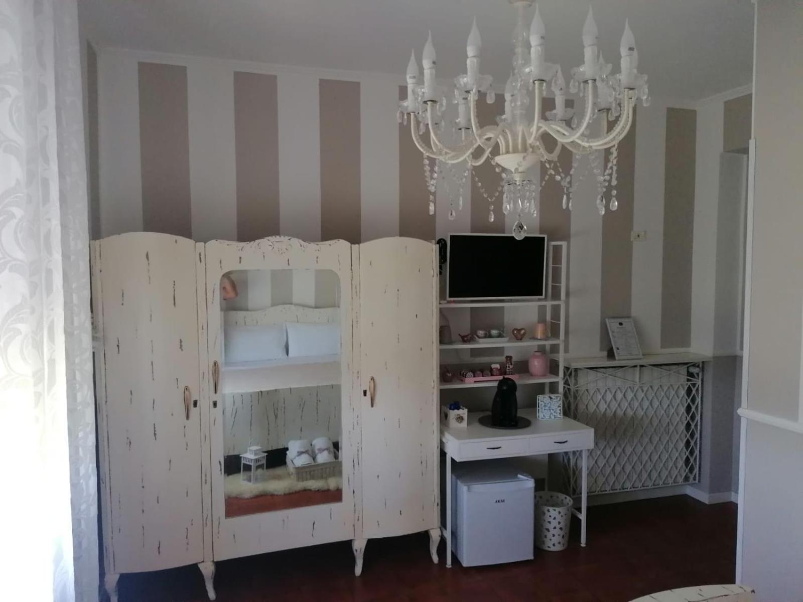 Double or Twin Room with Private Bathroom - Photo 8