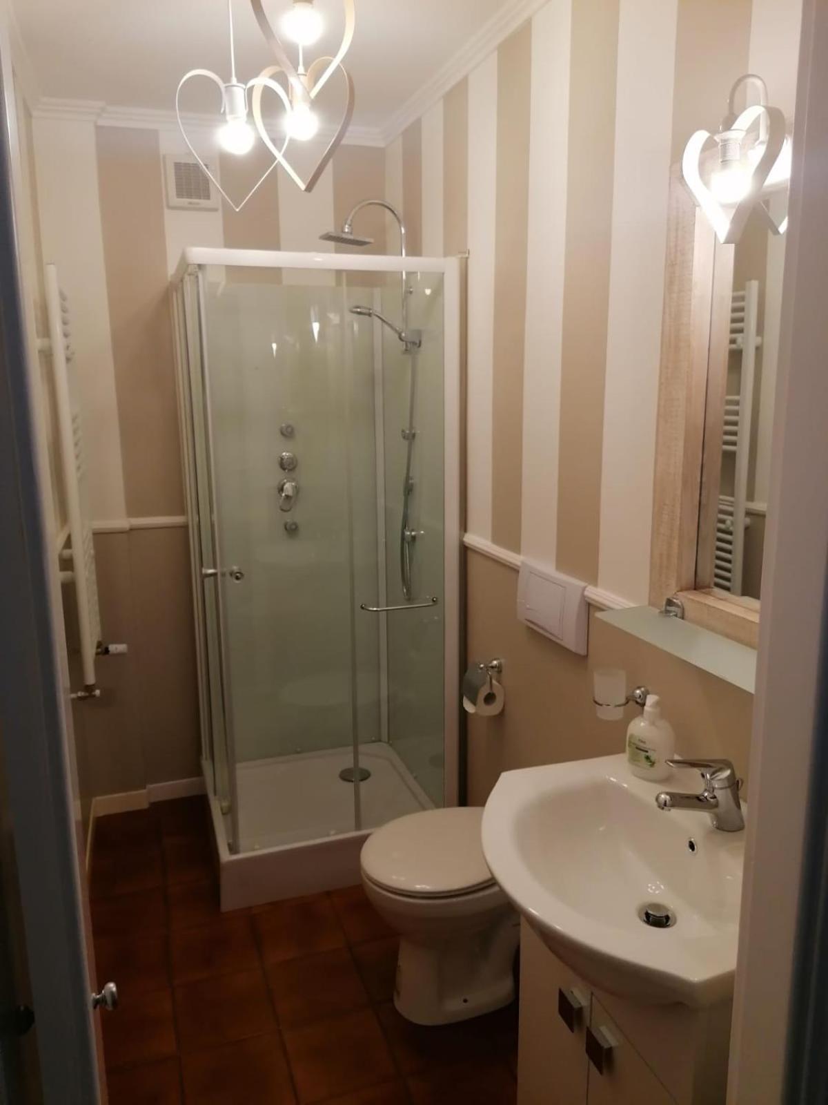 Double or Twin Room with Private Bathroom - Photo 10
