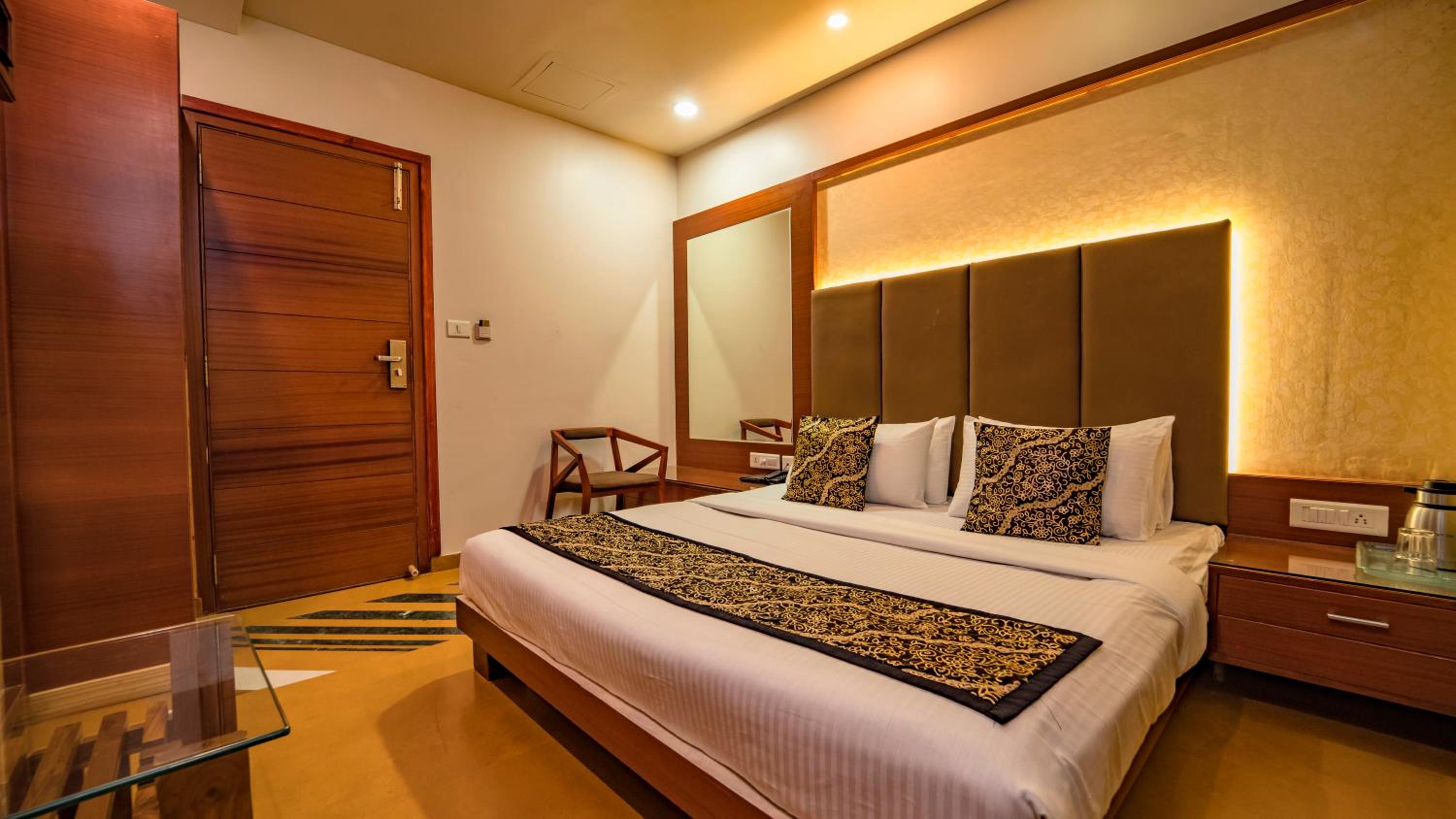 Deluxe Double Room (Sanitized): 20% Off on Room Upgrade (SAV), 40% Off on Meal Upgrade, 15% off on Two-way Airport Transfer, 10% off on Two-way Railway Station Transfer, Bus Stop Transfers