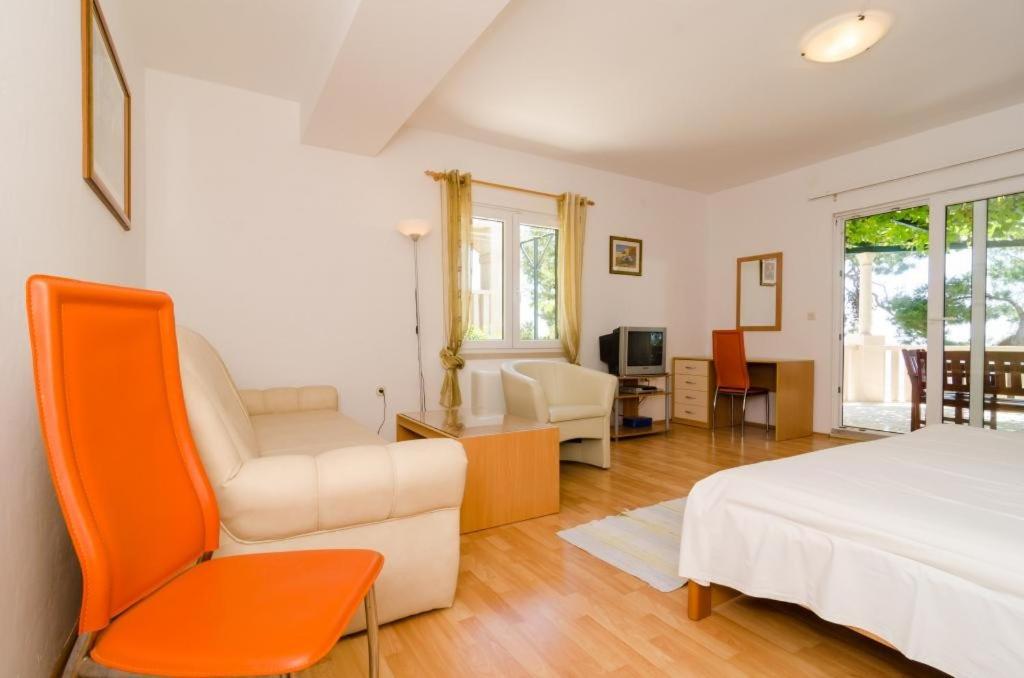 Comfort One-Bedroom Apartment with Terrace and Sea View