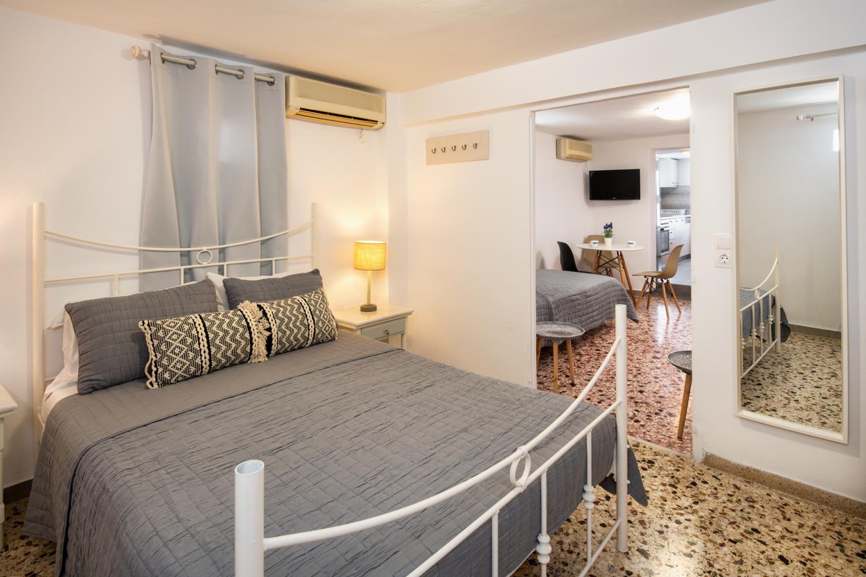 One-Bedroom Apartment - Photo 3