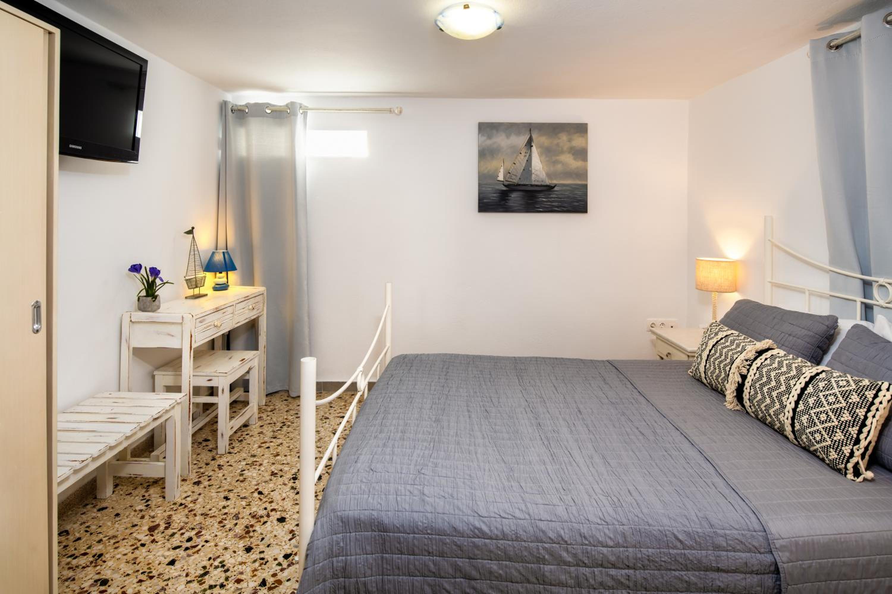 One-Bedroom Apartment - Photo 15