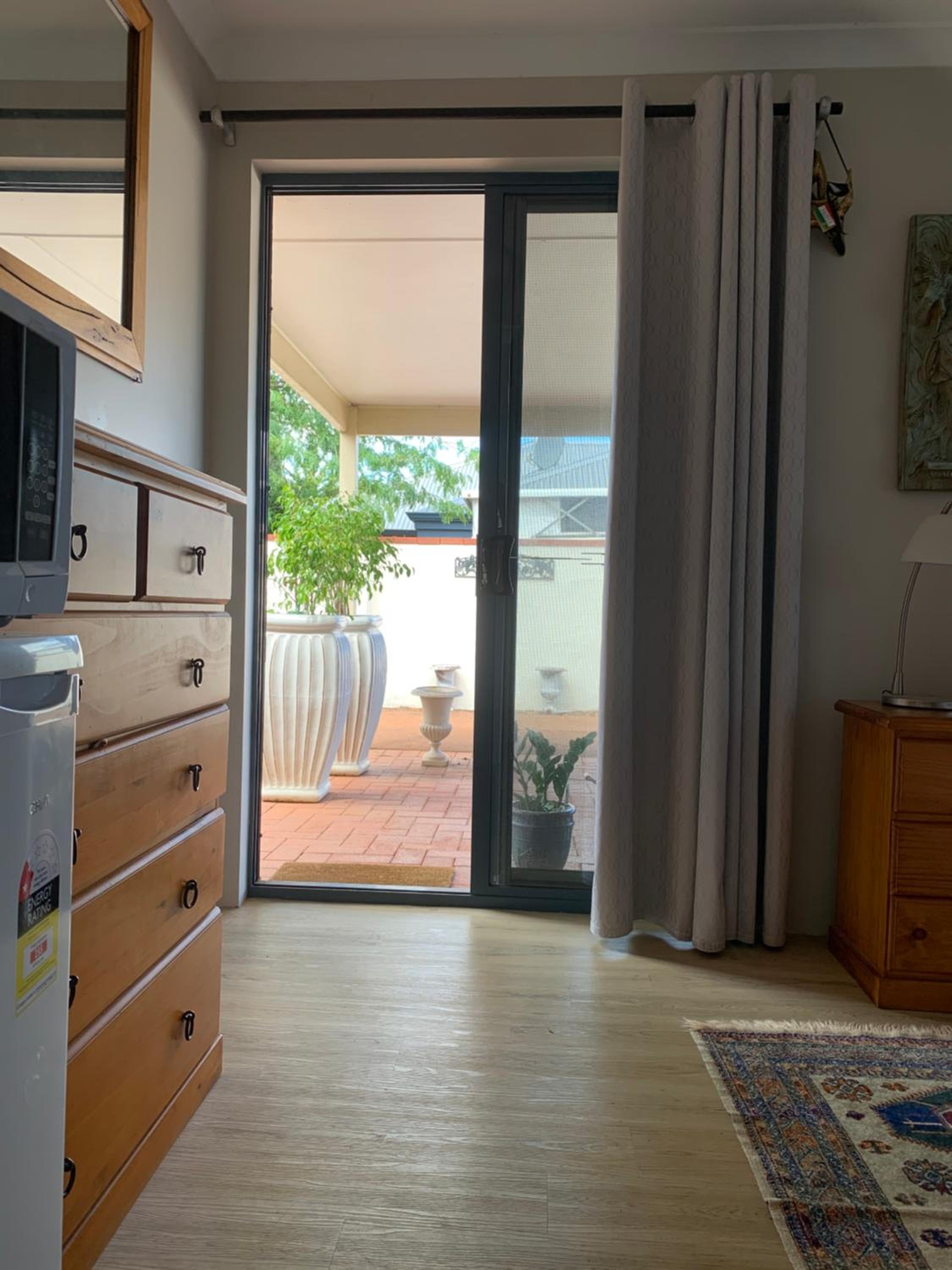 Deluxe Queen Room with Garden View photo 2