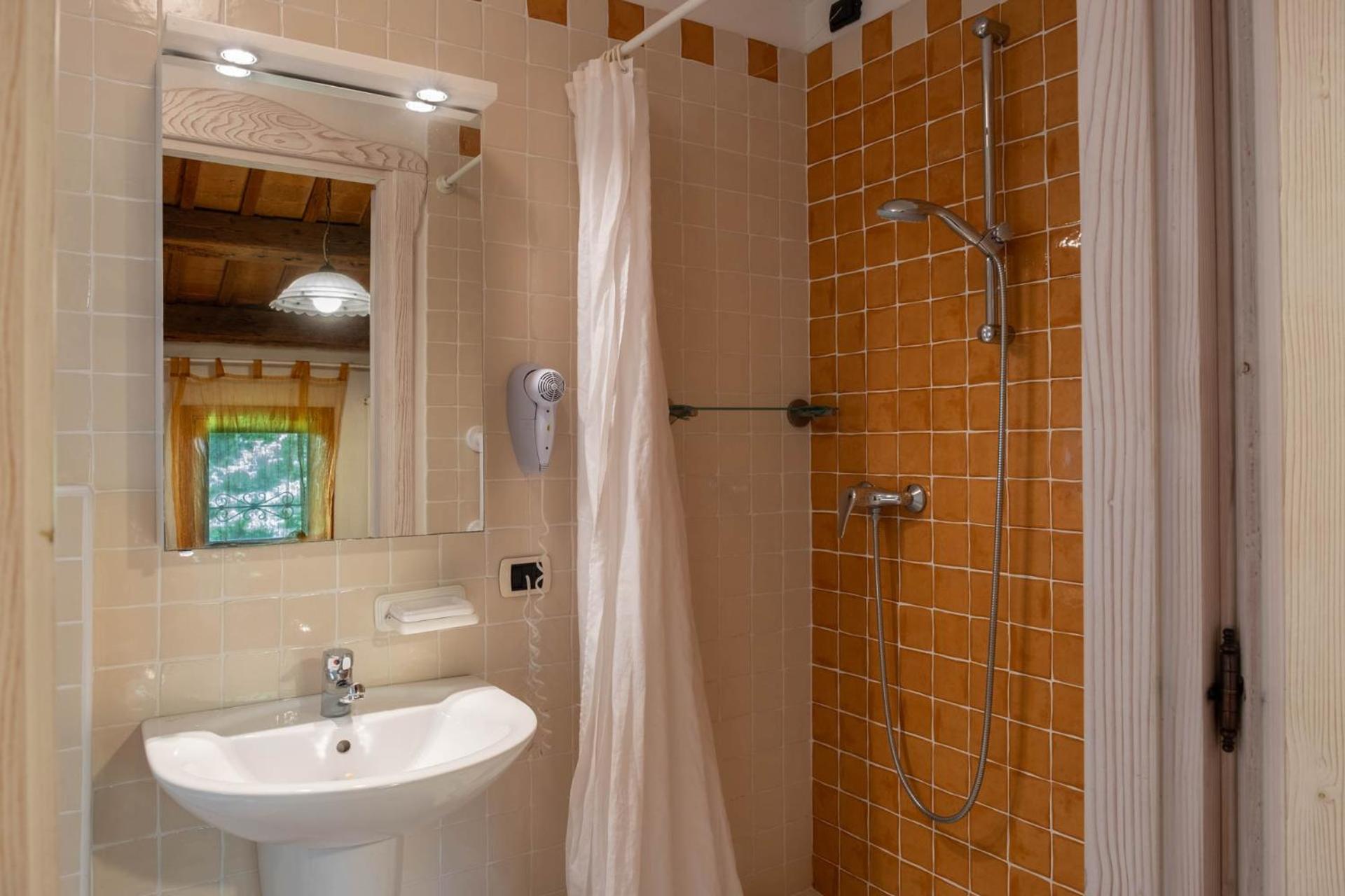 Double Room - Photo 18