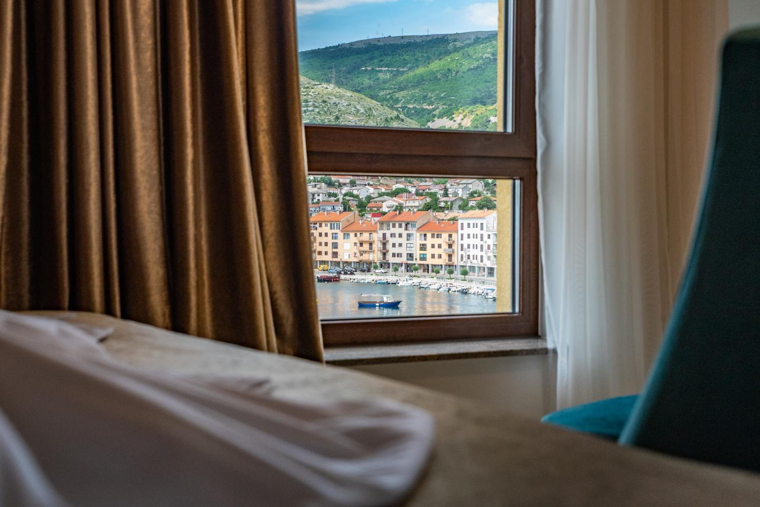 Deluxe Double Room with Sea View - Photo 9