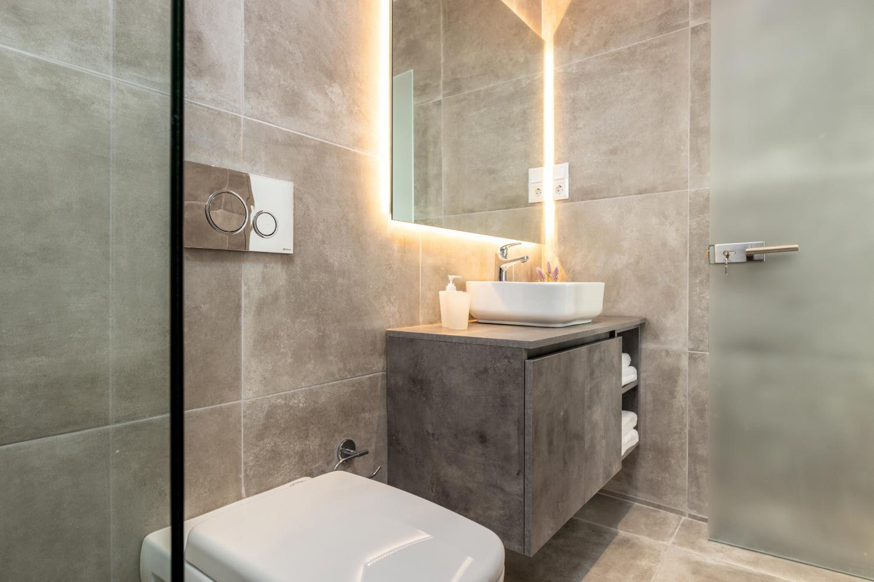 Deluxe Double Room with Shower - Photo 3