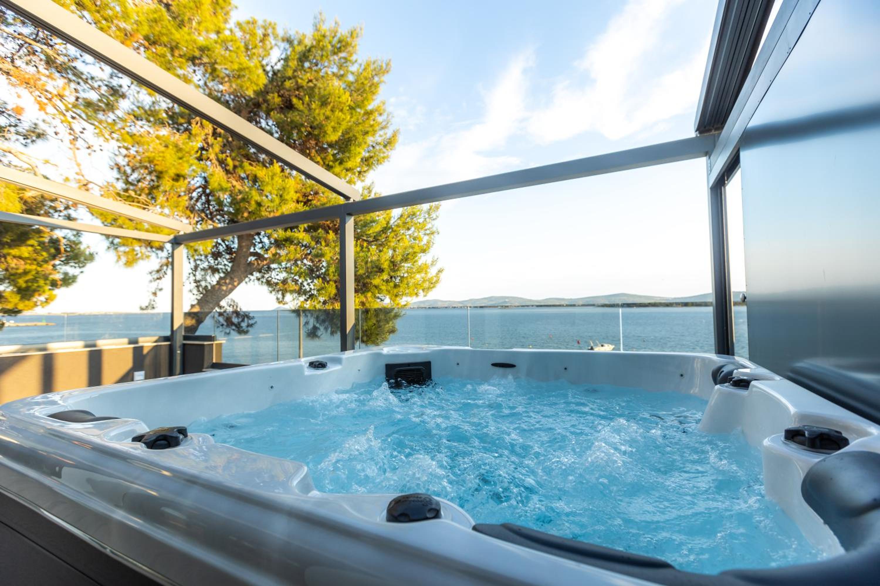 Deluxe Two-Bedroom Apartment with Jacuzzi and Sea View photo 1