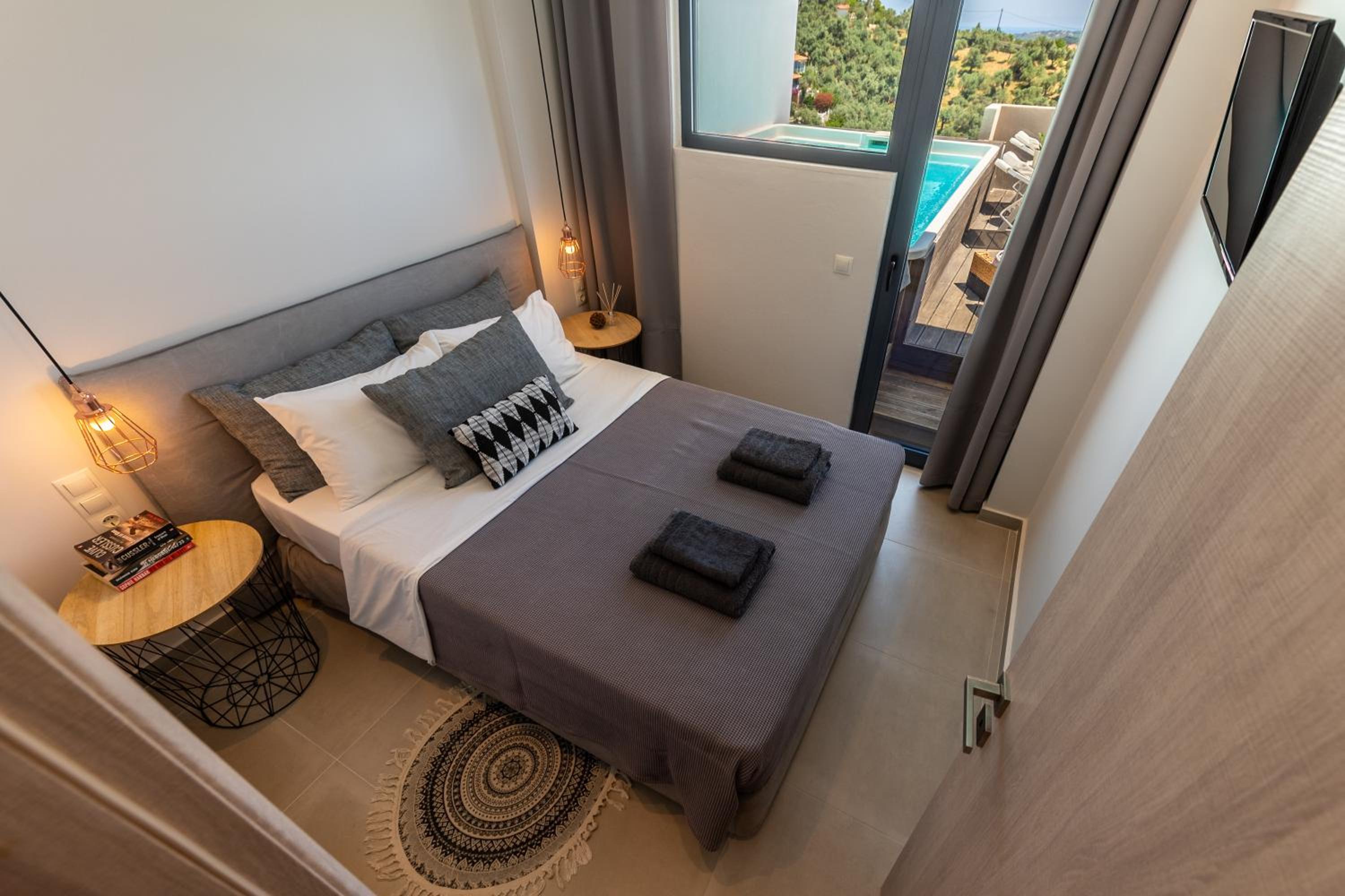 Villa Superior de Tres Dormitorios con Piscina Privada y Vistas al Mar