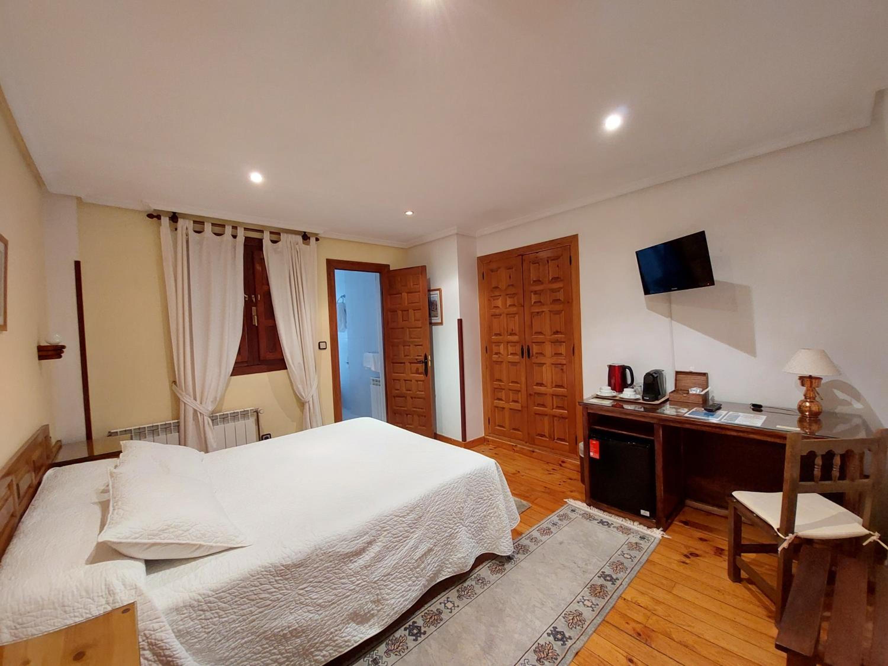 Double or Twin Room photo 3