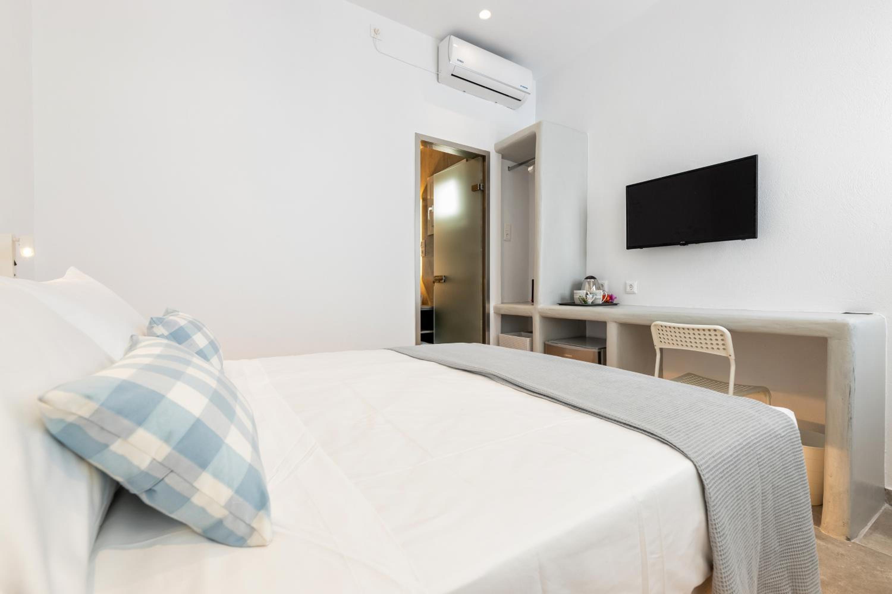 Deluxe Double Room with Shower - Photo 6