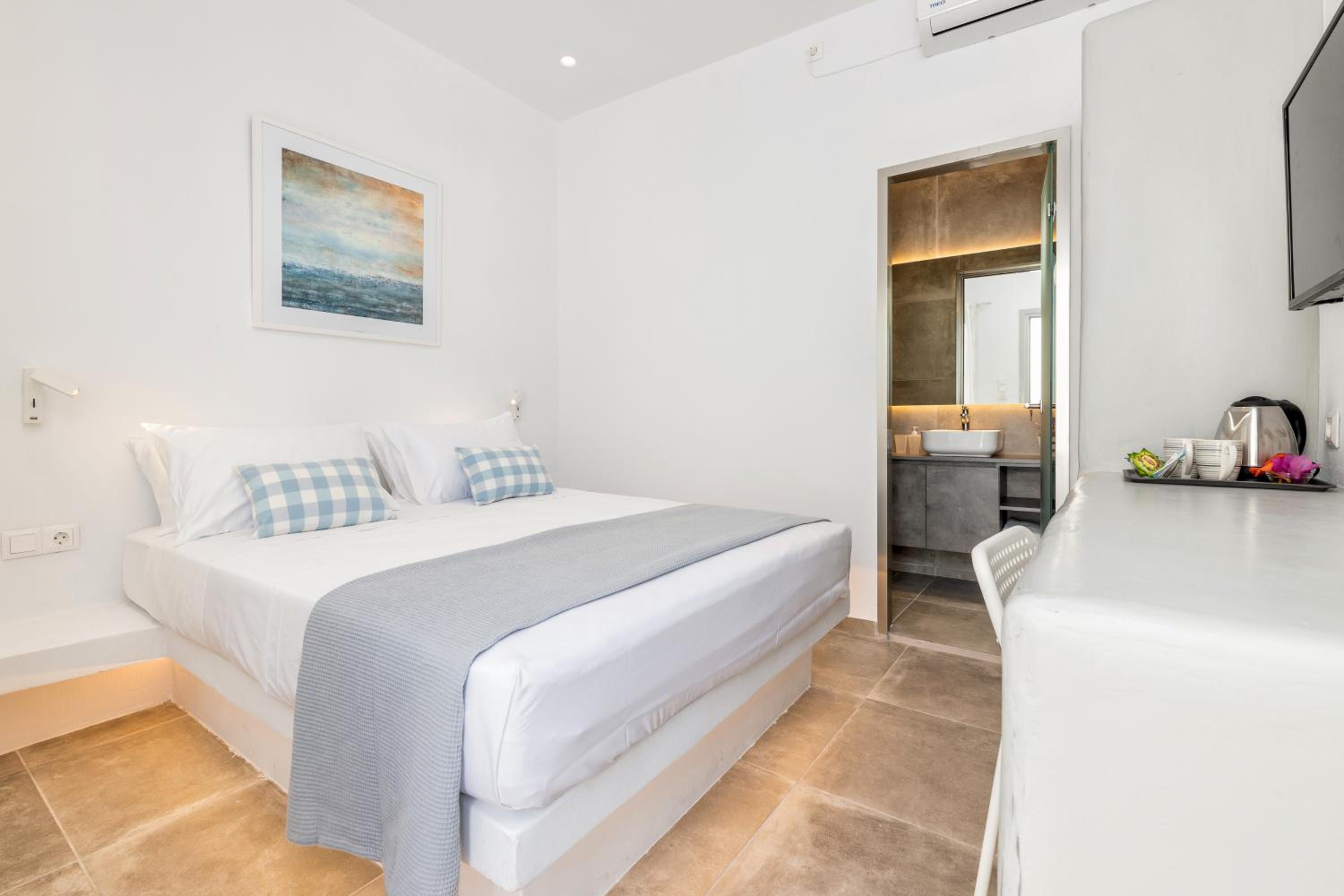 Deluxe Double Room with Shower - Photo 7