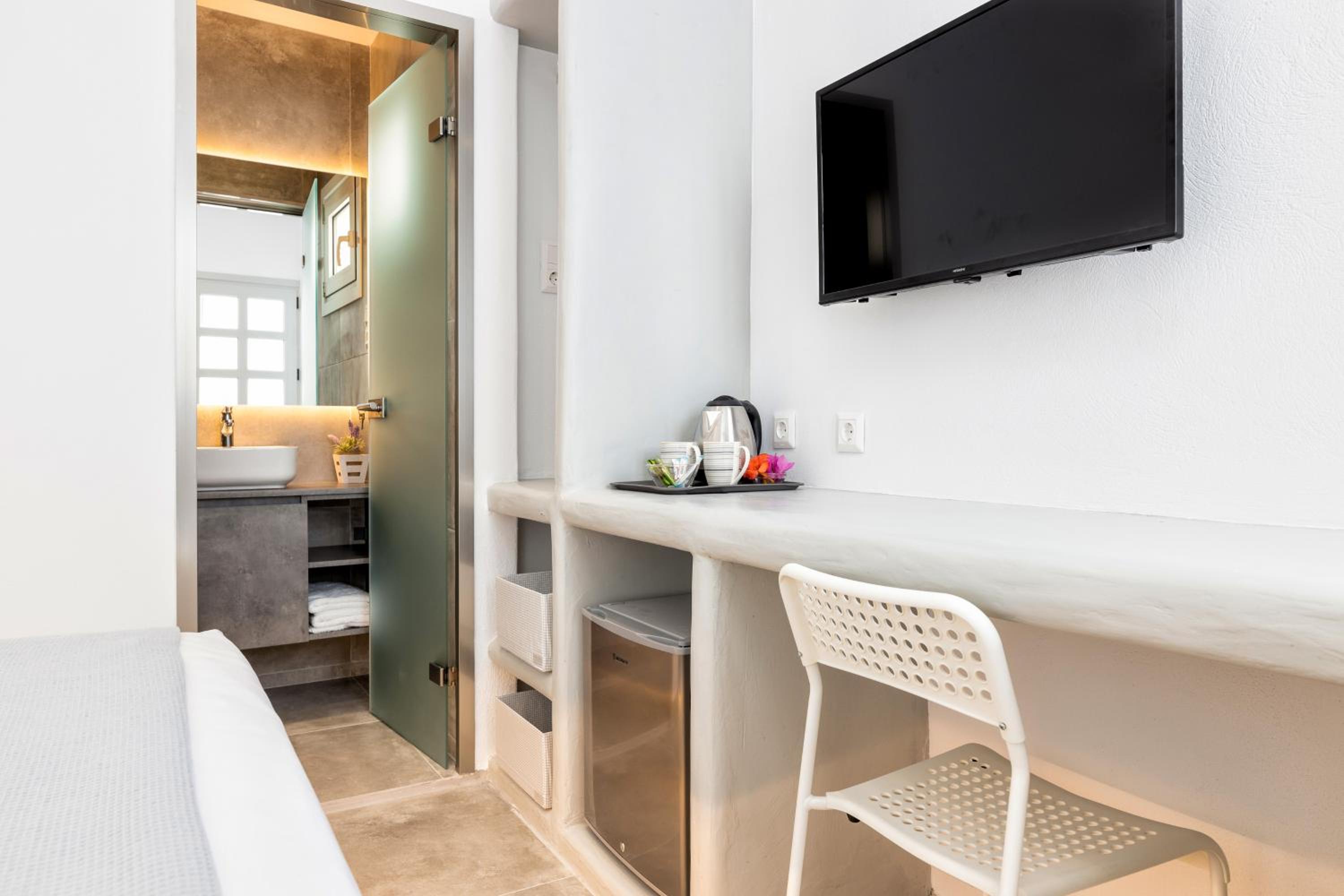 Deluxe Double Room with Shower - Photo 4