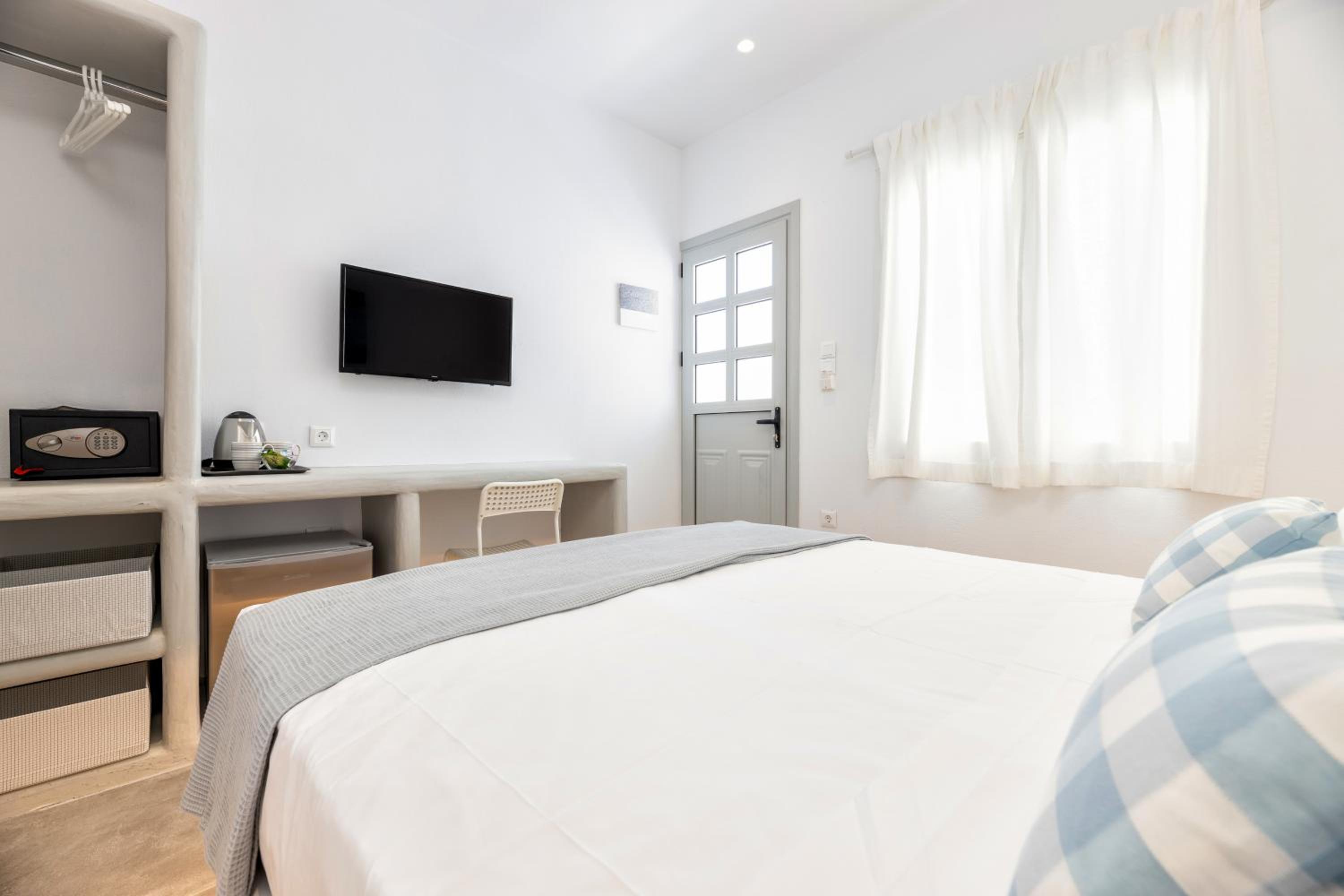 Deluxe Double Room with Shower - Photo 5