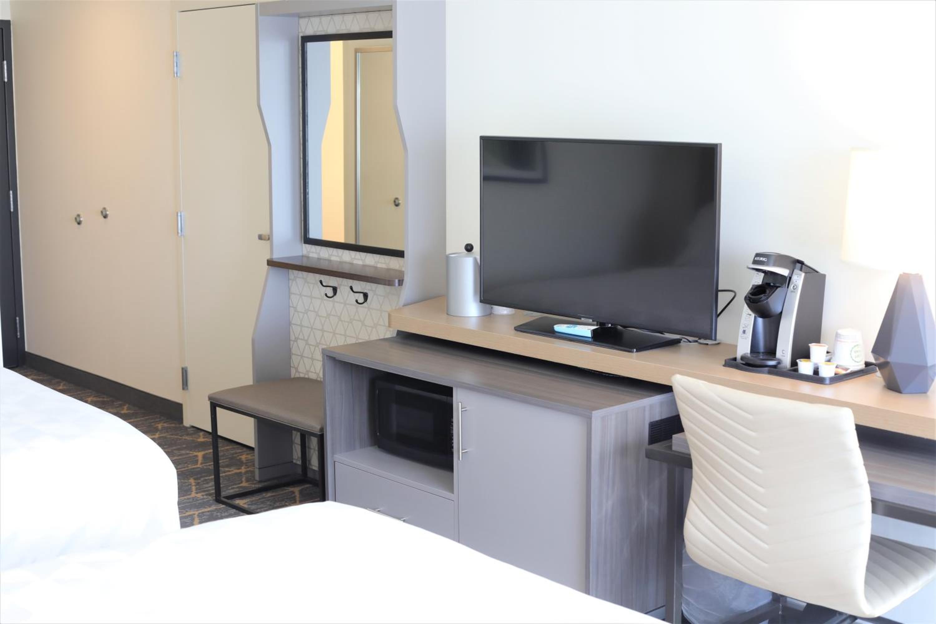 Feature Room with Two Double Beds - Non-Smoking photo 3