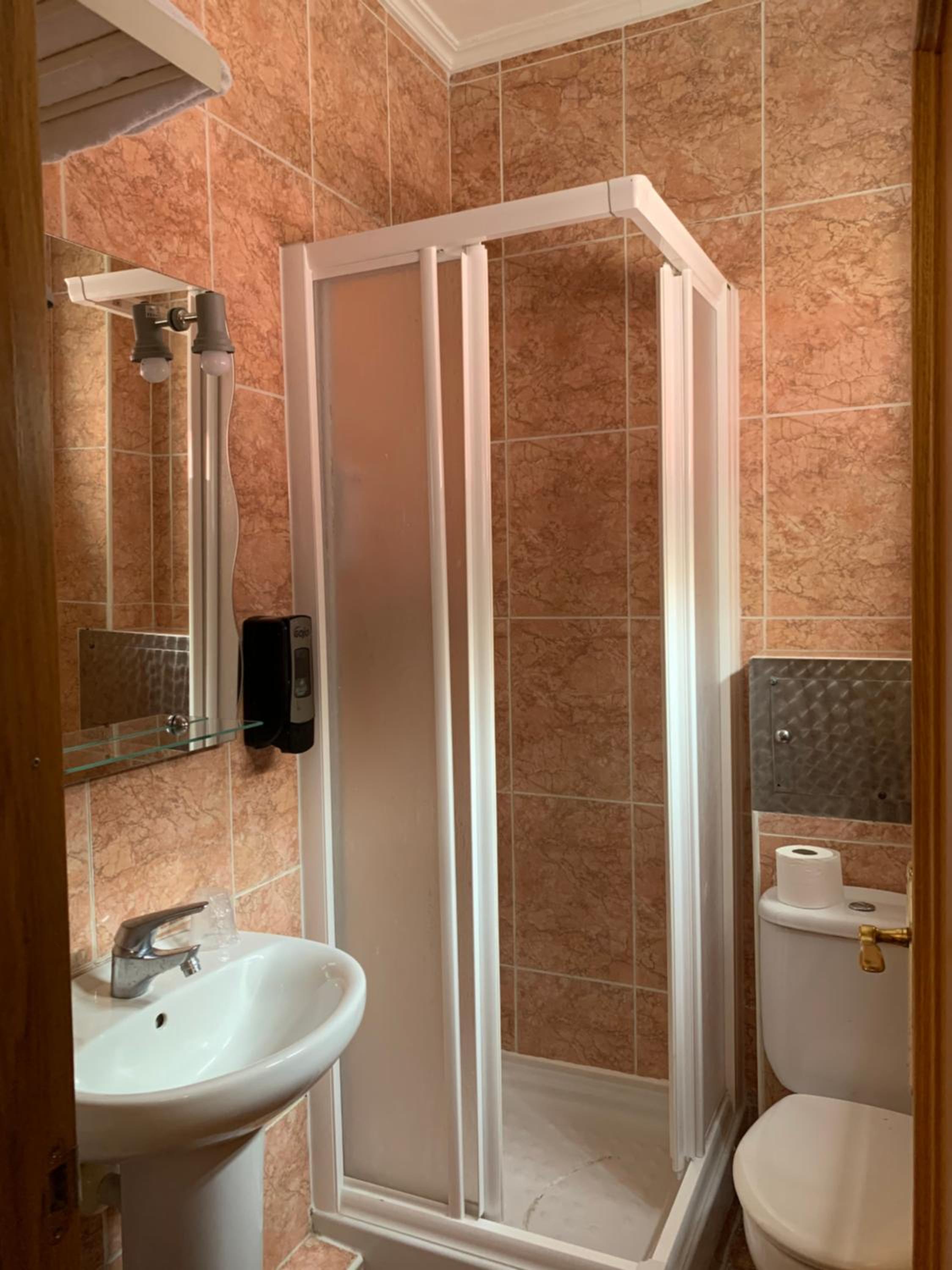 Double or Twin Room - Photo 4