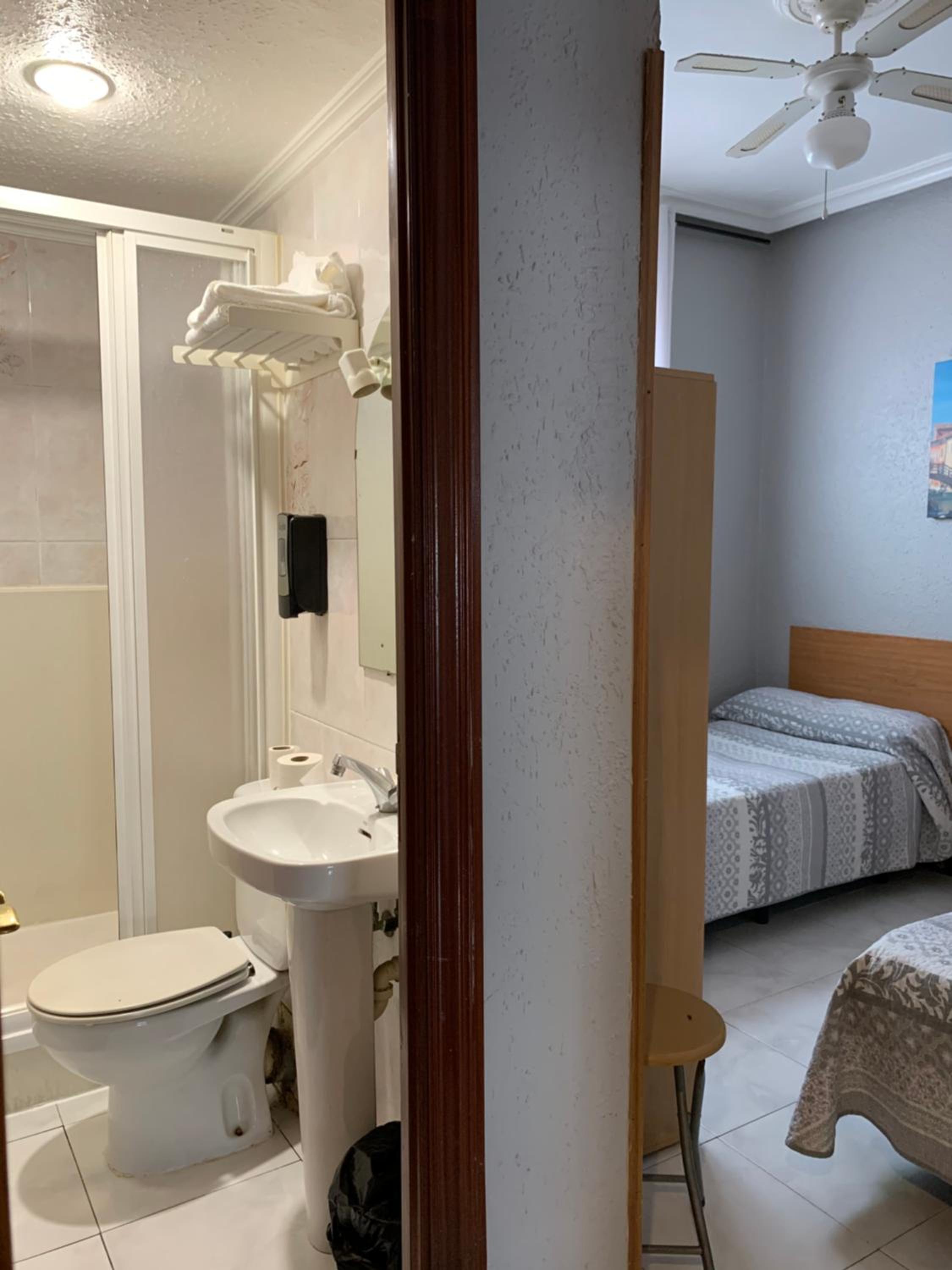 Double or Twin Room - Photo 6