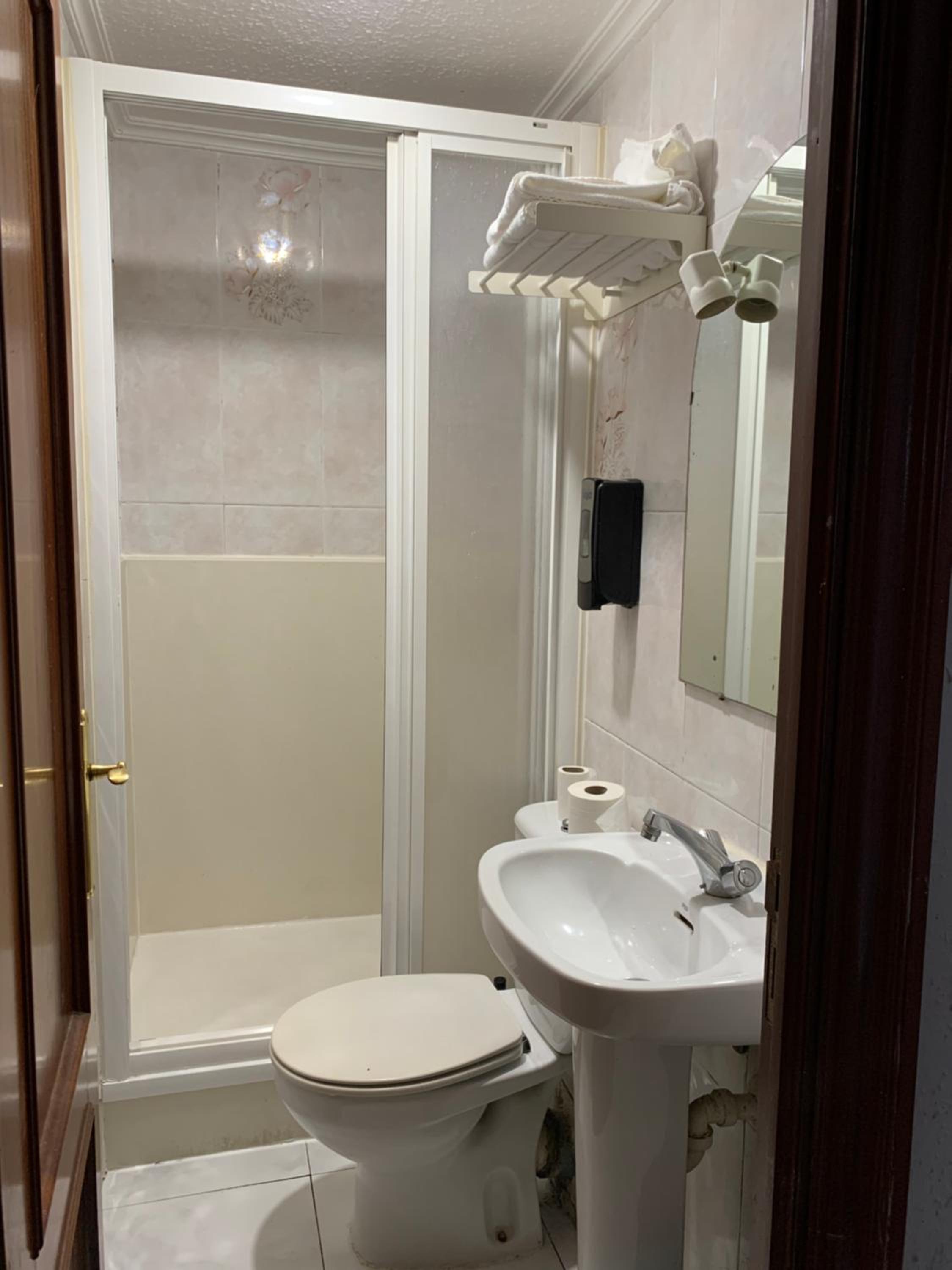 Double or Twin Room - Photo 7