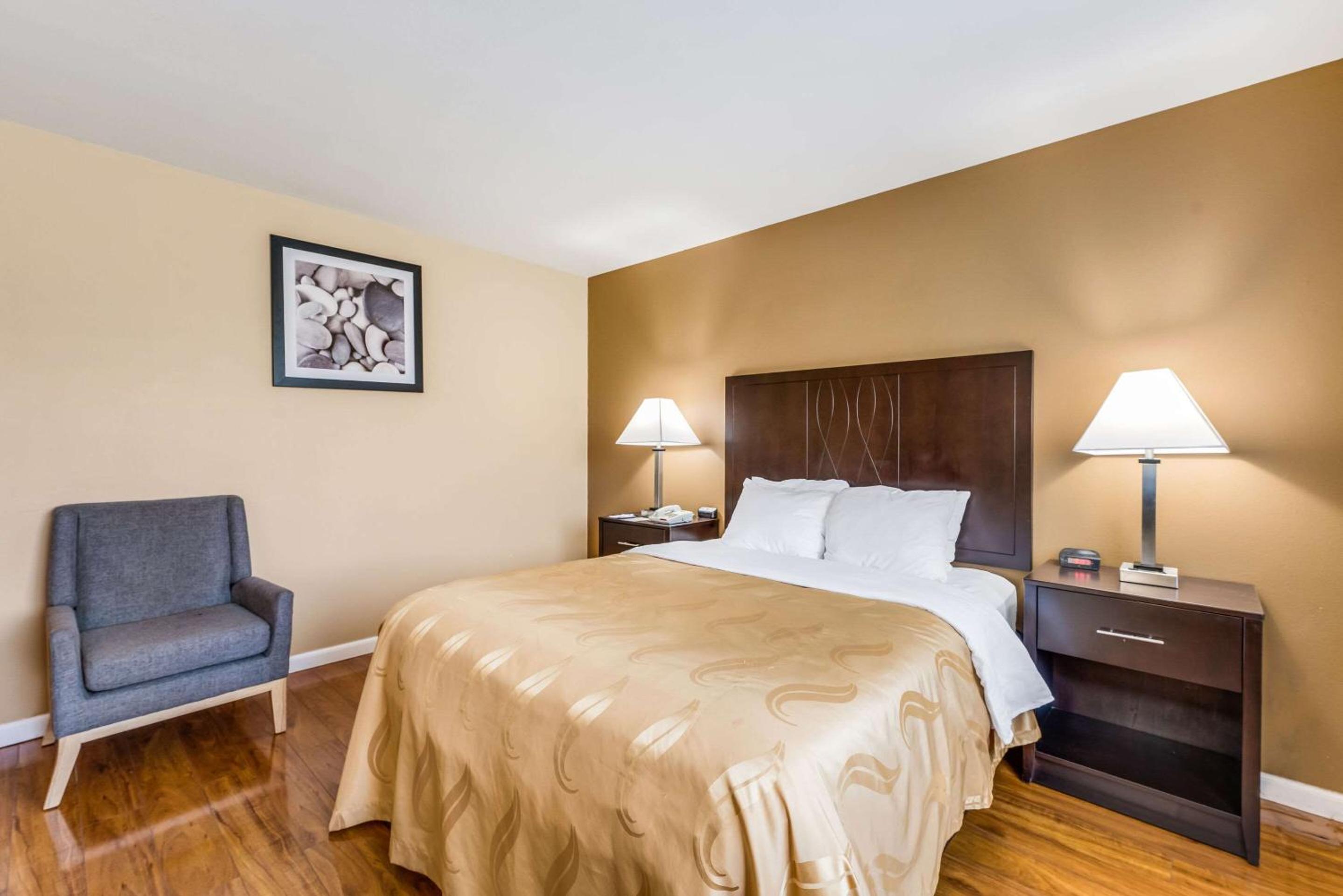 Queen Room - Pet Friendly/Non-Smoking