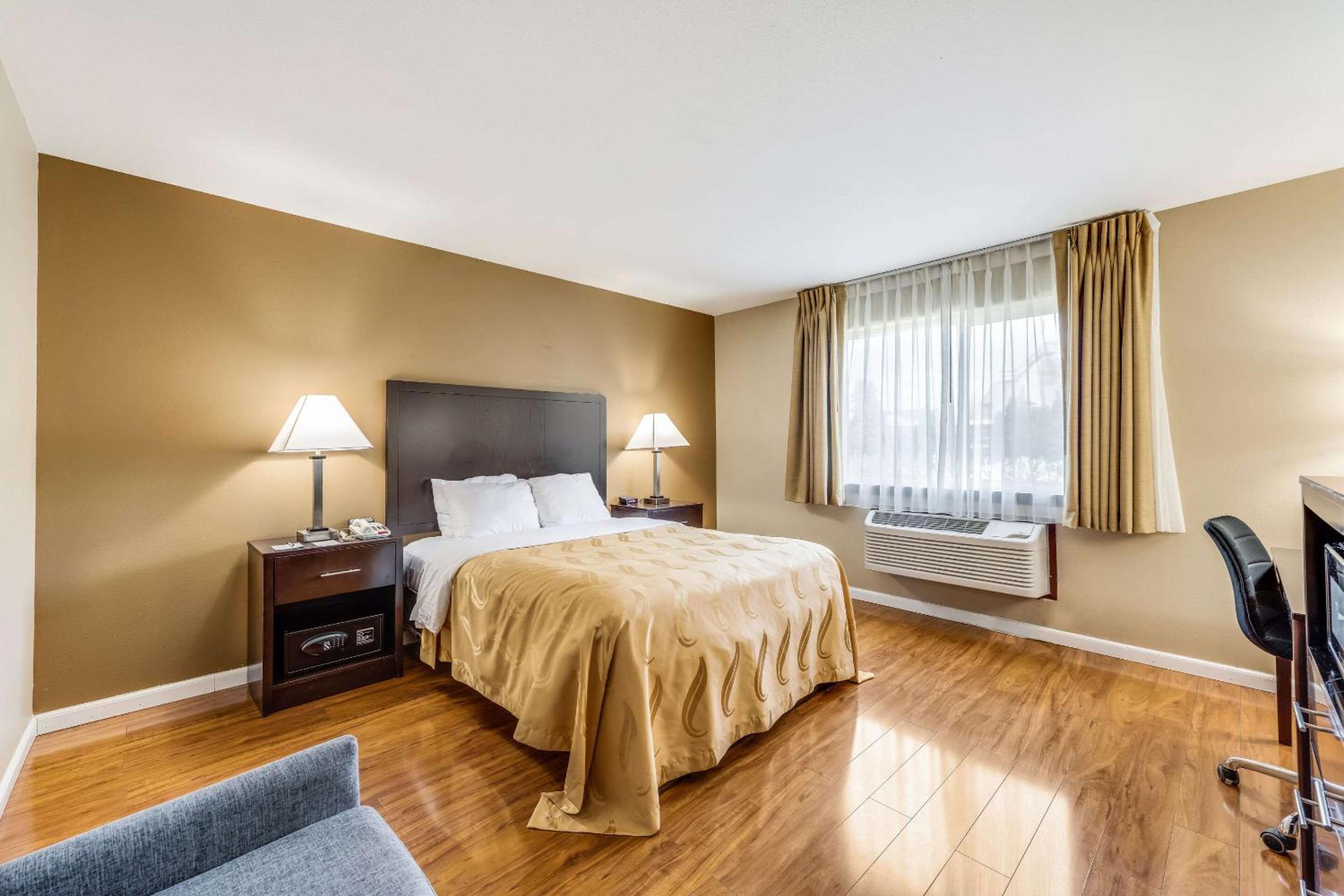 Queen Room Pet Friendly - Accessible/Non Smoking - Photo 1