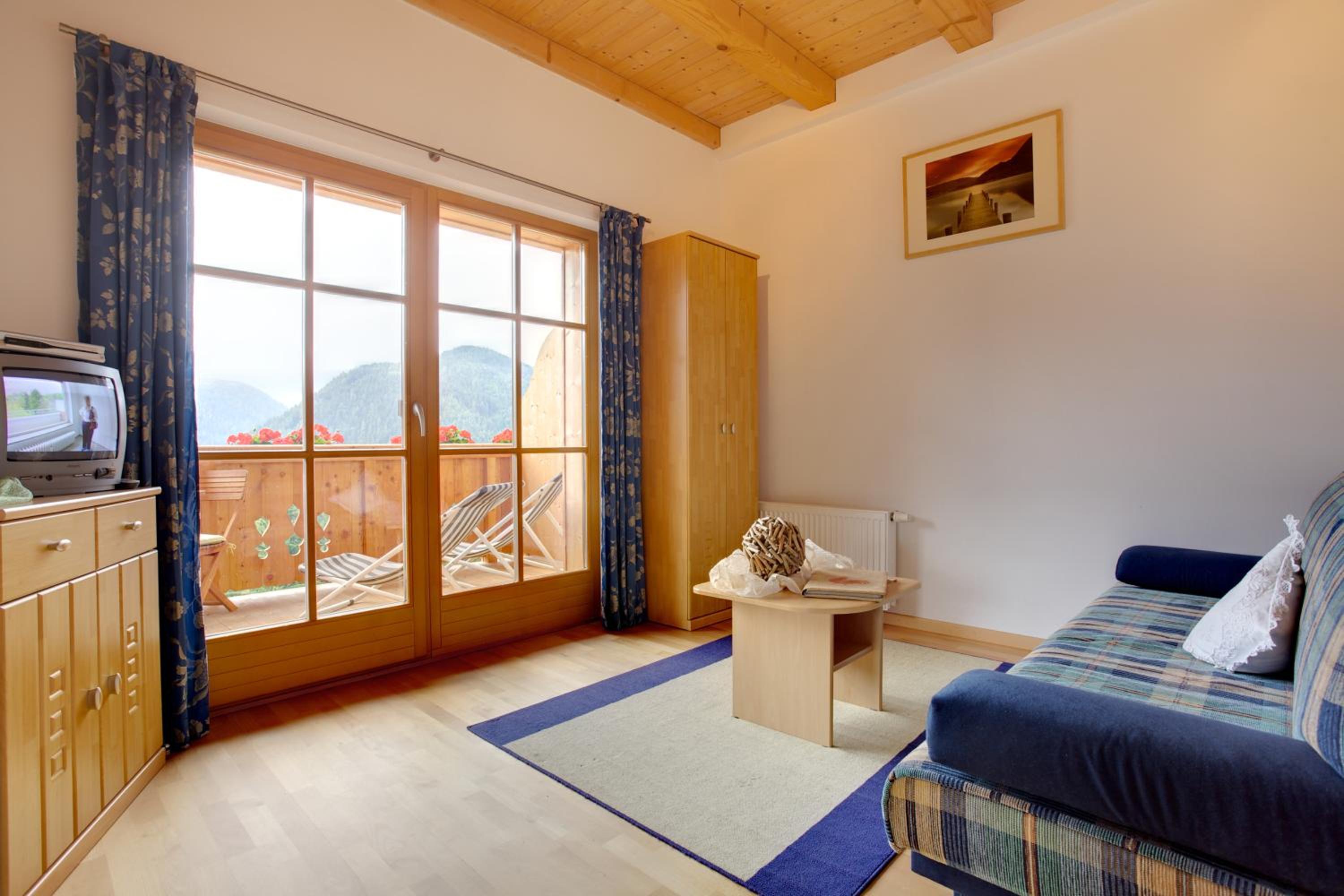 Apartment with Mountain View