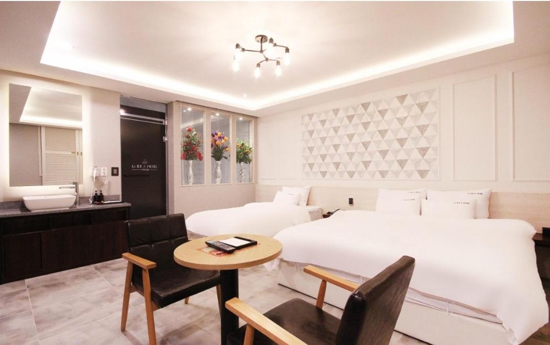 Twin Room - Photo 2