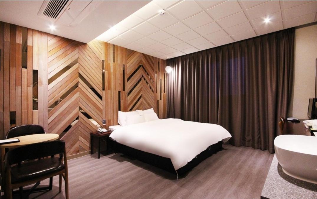 Deluxe King Room - Photo 1