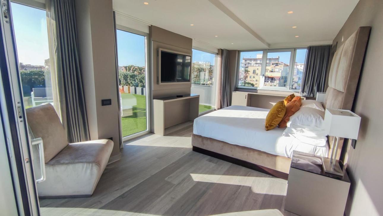 Suite with Private Pool - Photo 17