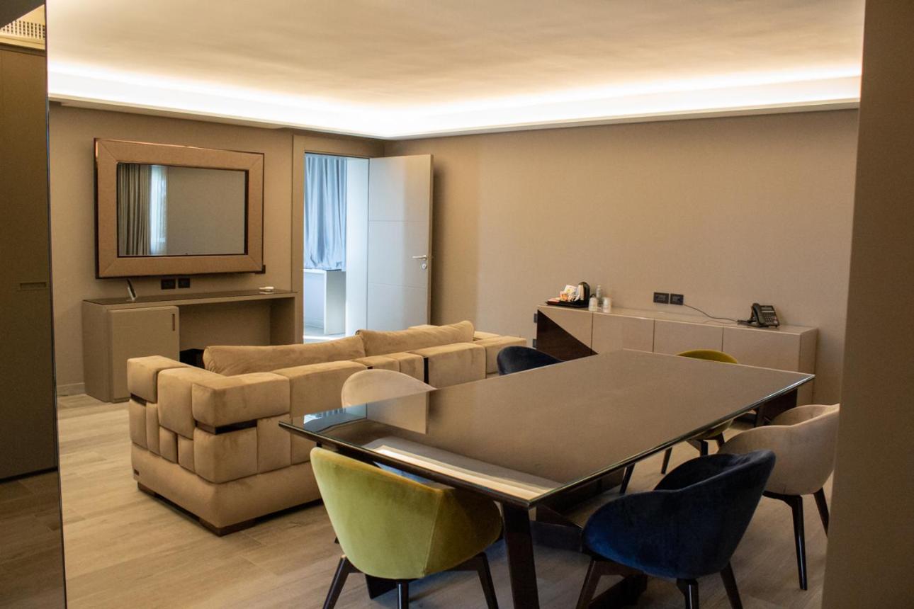 Suite with Private Pool - Photo 15