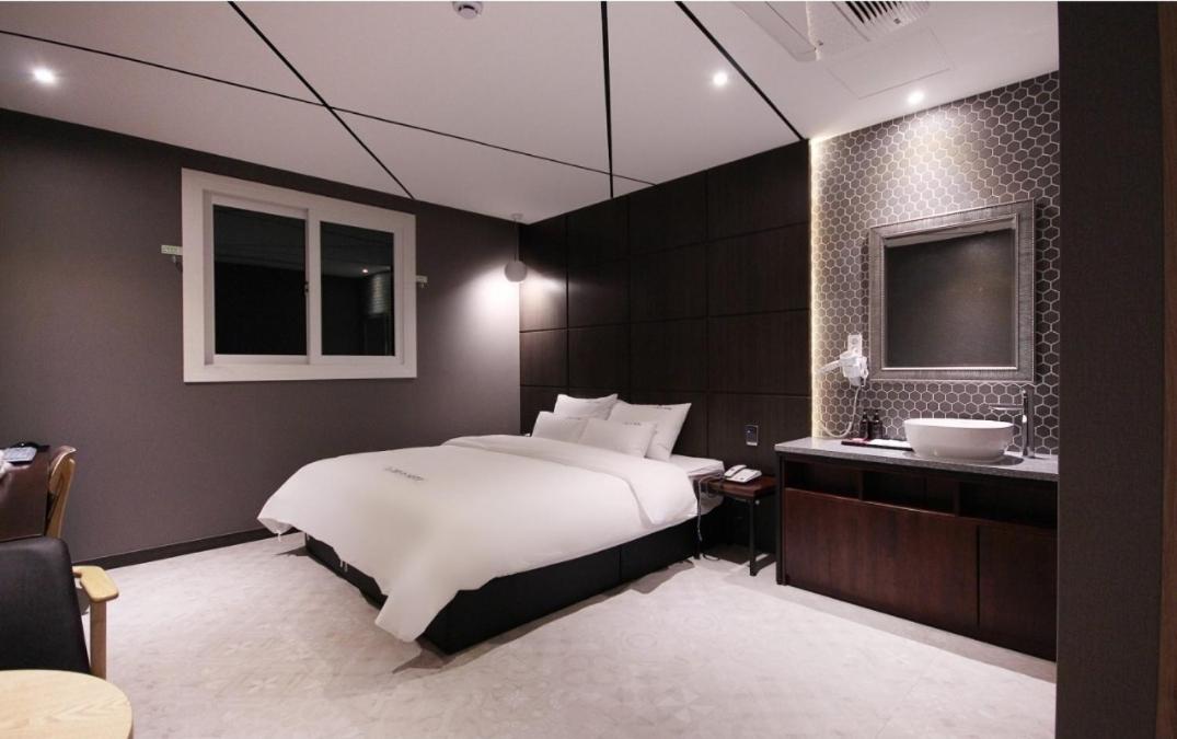 Deluxe King Room - Photo 6