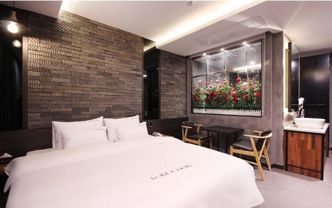 Deluxe King Room - Photo 2