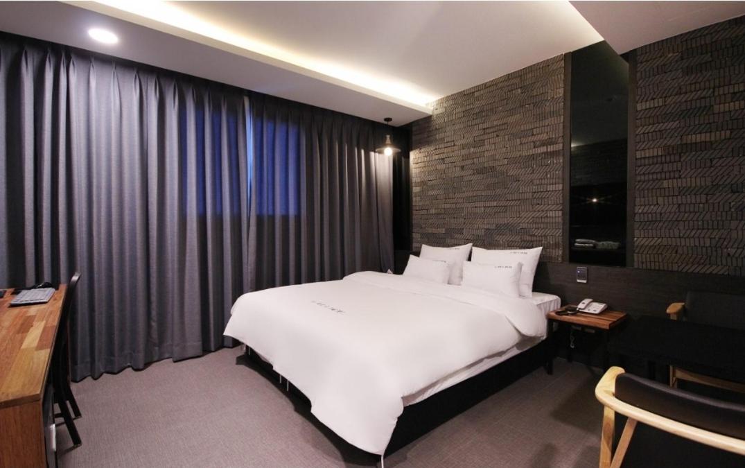 Deluxe King Room - Photo 5