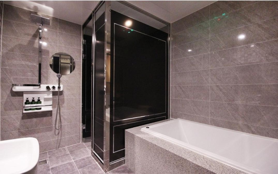 Deluxe King Room - Photo 7